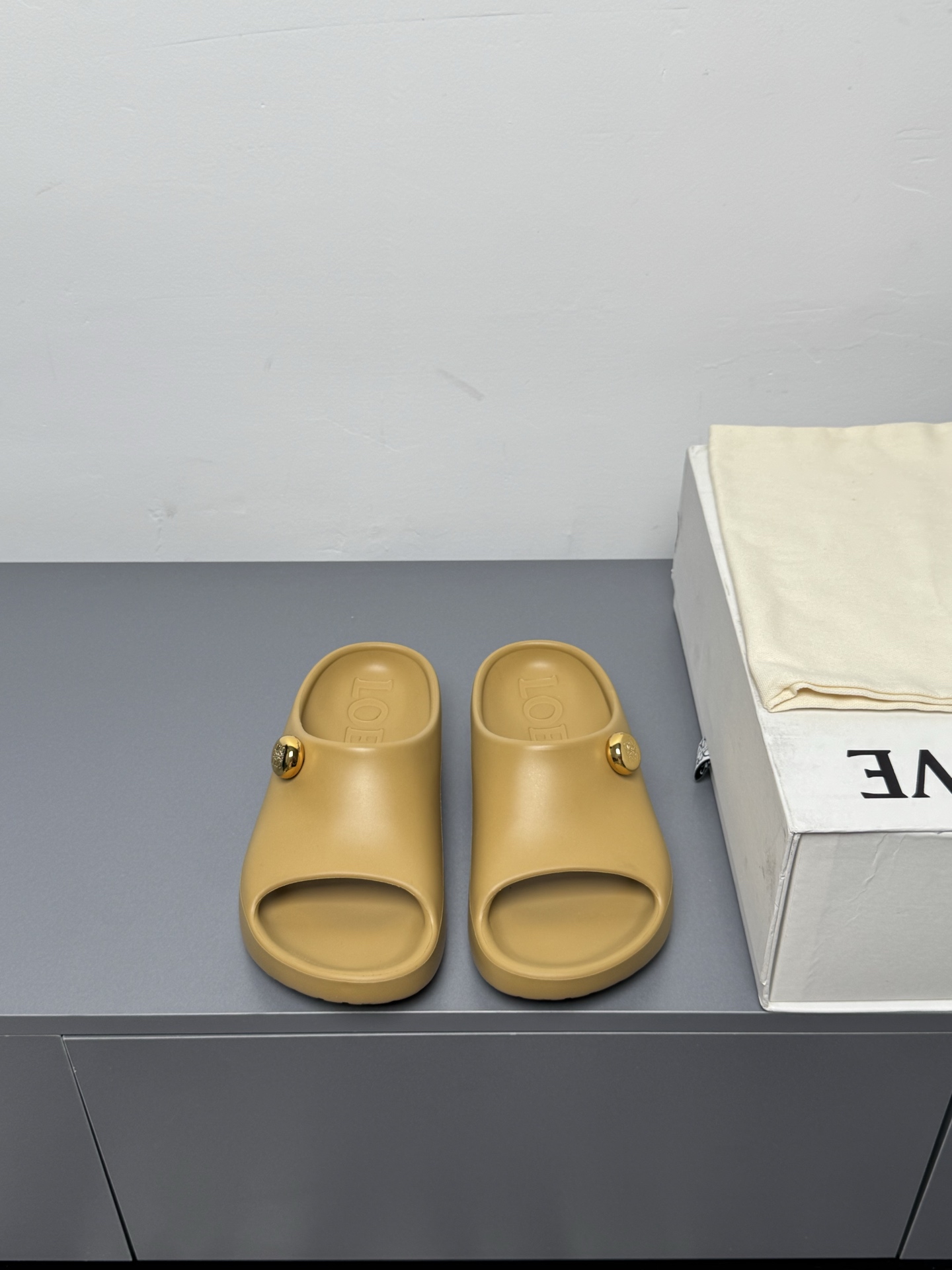 NO:391080,Loew* Loewish summer slippers Slippers God of War G666 Loewish summer slippers Not only the beach and the beach, everyday wear is fine, skirts and trousers, daily body and body, all of them are in control, size 35-40 (40 custom-made, no return or exchange, slippers, loewe, loewe, slippers, skirts19860909Loew* 罗意威夏日拖鞋 拖鞋战神G666 罗意威夏日拖鞋 不止是沙滩海边的穿着 日常穿完全没问题 裙装裤装 日常体闲 通通拿捏 码数35-40（40定制不退换,拖鞋,loewe,loewe,slippers,skirts,Women's Shoes