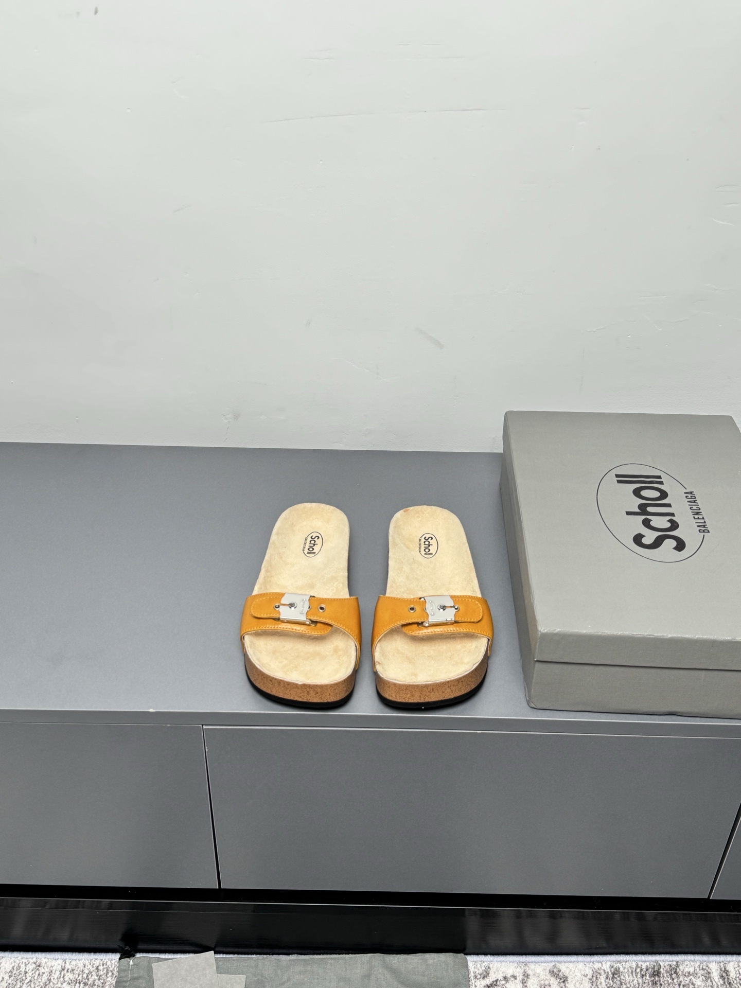 NO:391074,| 5 The new product of Scholl slippers jointly created by Balenciaga, G666, is purchased and developed, perfect replica one-to-one method, classic line design, and a versatile elastic boot for fried chicken. The love of the internet celebrity bloggers and lambs, various praises from social platforms, popular super high texture, breathable and super comfortable, cowhide upper, inner sheepskin, original sole, and sync gift box packaging for counter!  Number of codes!  35-41 4041 Customized, slippers, balenciaga, boots, slippers, cowhide, sheepskin19860909| 5  巴黎世家联名Scholl拖鞋新品G666 正品购入开发、完美复刻一比一做法、经典的线条设计、炒鸡百搭的一款弹力靴 网红博主小姐姐们的挚爱,社交平台的各种夸赞,人气超高质感透气超级舒适 鞋面牛皮 内里羊皮里 原版大底 专柜同步礼盒包装！ 码数！35-41 4041定制,拖鞋,balenciaga,boots,slippers,cowhide,sheepskin,Women's Shoes