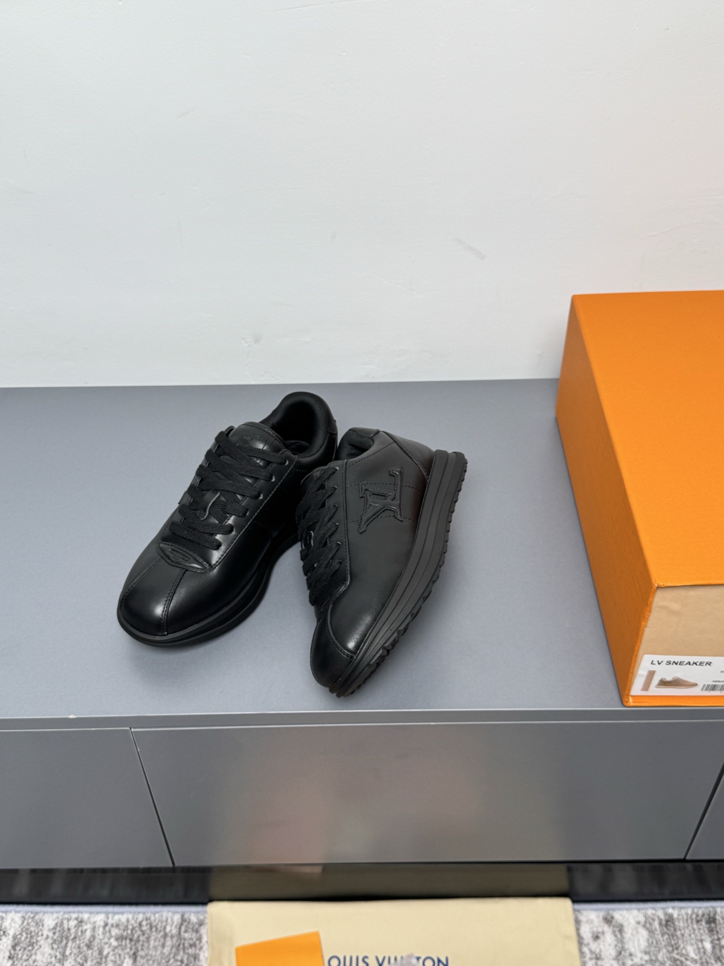 NO:391100,(High version) LV couples same sneakers, G697 is fashionable when worn. This Footprint Soccer sneaker was unveiled at the 2025 Spring and Summer Fashion Show. It is the first sneaker designed by Pharrell Williams for football. The shoes are inspired by football sports that spans generations and culture, echoing the theme of unity and participation of the 2025 Spring and Summer Fashion Show. The shoes are known for their smooth design, with dynamic IV Initials logo on the sides, and the tongue is embellished with Lvers United badges inspired by the football team, and the sole of the footprint rubber sole is decorated with a variety of Louis Vuitton logos. Fabric: original imported cowhide lining: original imported breathable net foot pad: original injection molding pad outsole: original open mold TPU combination sole Packaging: original latest packaging Size: 35-44 (female 40.41 male 39.45.46 customized without return), casual shoes/sports shoes, louis vuitton, louis vuitton, versace, sneakers, cowhide19860909（高版本） LV情侣同款球鞋,G697穿上就是时髦精 这款 Footprint Soccer 运动鞋于2025春夏系列时装展中亮相,是Pharrell Williams 首次以足球鞋为灵感设计的运动鞋.鞋款的灵感来自跨越世代和文化的足球运动,呼应2025春夏系列时装展团结一致、全民参与的主题.鞋款以流丽的设计著称,侧面以富动感的IV Initials标志点缀,鞋舌缀有灵感来自足球队伍的Lvers United徽章,而脚掌纹橡胶鞋底饰有多款路易威登标志. 面料:原版进口牛皮 内里:原版进口透气网 垫脚:原版注塑成型垫 大底:原版开模TPU组合大底 包装:原版最新包装 码数:35-44（女40.41男39.45.46定制不退换）,休闲鞋/运动鞋,louis vuitton,louis vuitton,versace,sneakers,cowhide,Women's Shoes