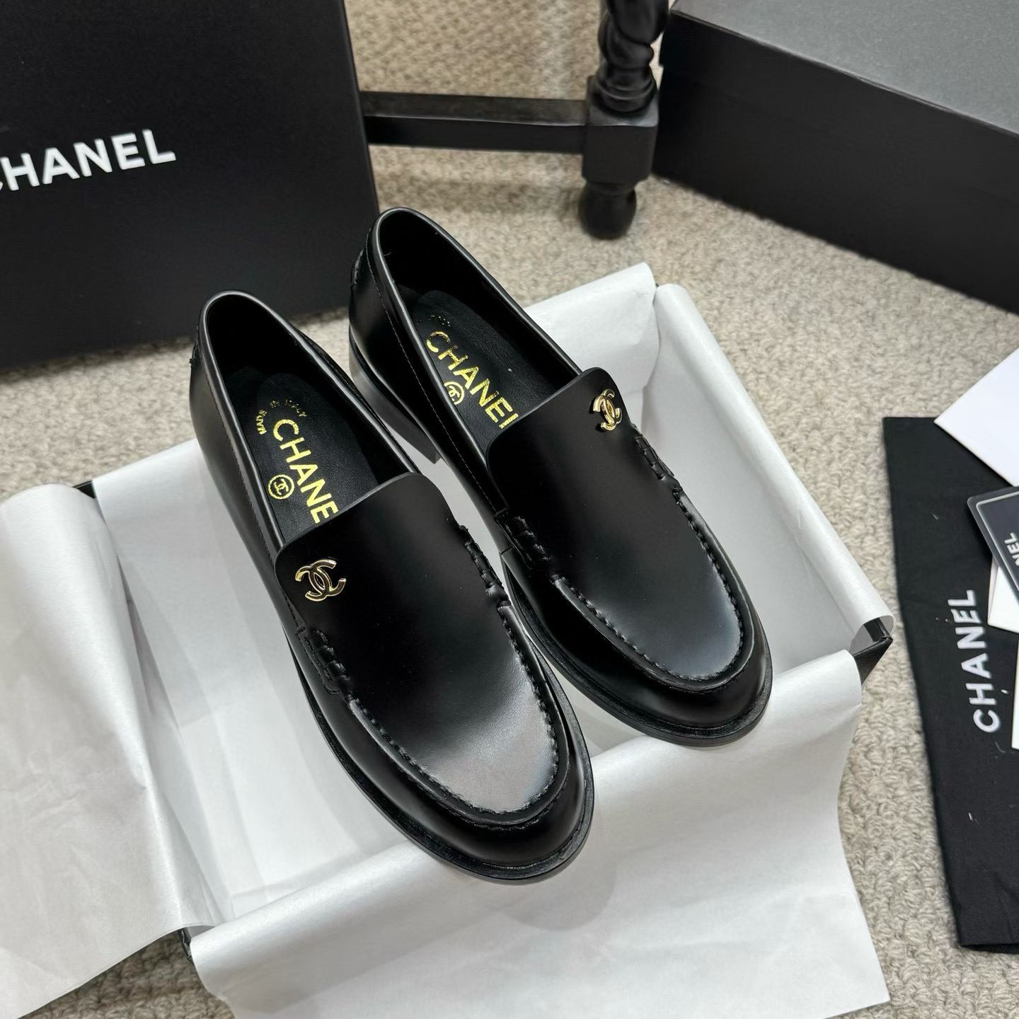 NO:726111,Chanel/Chanel's autumn and summer catwalk style double C giant stunned everyone when it debuted on the fashionable T stage in Milan, and has successfully been promoted to the dream shoe of fashion people. The classic double C logo is combined with the giant design, which is simple and elegant and shows the brand style. It is a hit in any photo. The giant pearl heel is a masterstroke, breaking through the conventional design, which not only adds a luxurious and romantic atmosphere to the whole. The upper is made of high-quality open edge bead-suede material, which can perfectly fit the calf line.  It modifies the shape of your legs and makes your legs look straight and slender. It is easy to put on and take off and you will not feel restricted when walking. It can be easily adapted from the streets of the bustling city to the party scene. Paired with a pair of slim jeans, you can instantly transform into a cool street trendy person, put on a gorgeous evening dress and become the elegant focus of the dinner. There are three styles to choose from, this pair of shoes - sandals - slippers, is not just a pair of shoes, but also the embodiment of the fashion spirit!  It is an excellent choice for fashionistas to express their personality and taste!  Upper with open edge beads, suede, lining with sheepskin, sole with Italian leather outsole, 5 colors: black, white, burgundy open edge beads, black suede, dark rice suede Size35-42 single shoes, sandals, half-slip sandals, chanel, chanel, sandals, slippers, jeans, sheepskin, chamois leather, Leather soles19860909Chanel/香奈儿秋夏走秀款双C巨 在米兰时尚的T台上 亮相便艳惊四座,成功晋升为潮流人士的梦中情鞋.经典的双C标志与巨型设计相结合,简洁大气又尽显品牌格调 随便一拍都很出片.那巨型珍珠鞋跟更是神来之笔,突破常规的设计 不仅为整体增添了奢华浪漫的氛围 . 鞋面采用高品质开边珠-麂皮材质 能完美贴合小腿线条 修饰腿型 让双腿看起来笔直修长,而且穿脱方便 行走时也不会有束缚感.从繁华都市的街头 派对的现场 它都能轻松适配,搭配一条修身牛仔裤 瞬间化身酷飒的街头潮人,换上一袭华丽晚装 成为晚宴上的优雅焦点 三款可选,这单鞋- 凉鞋-拖鞋, 不只是一双鞋履 更是时尚精神的具象化！ 是时尚达人们表达个性与品味的绝佳选择！ 鞋面开边珠、麂皮 内里垫脚羊皮 鞋底意大利真皮大底 颜色5个黑. 白.酒红开边珠. 黑麂皮. 深米麂 Size35-42 单鞋,凉鞋,半拖凉鞋,chanel,chanel,sandals,slippers,jeans,sheepskin,chamois leather,Leather soles,Women's Shoes