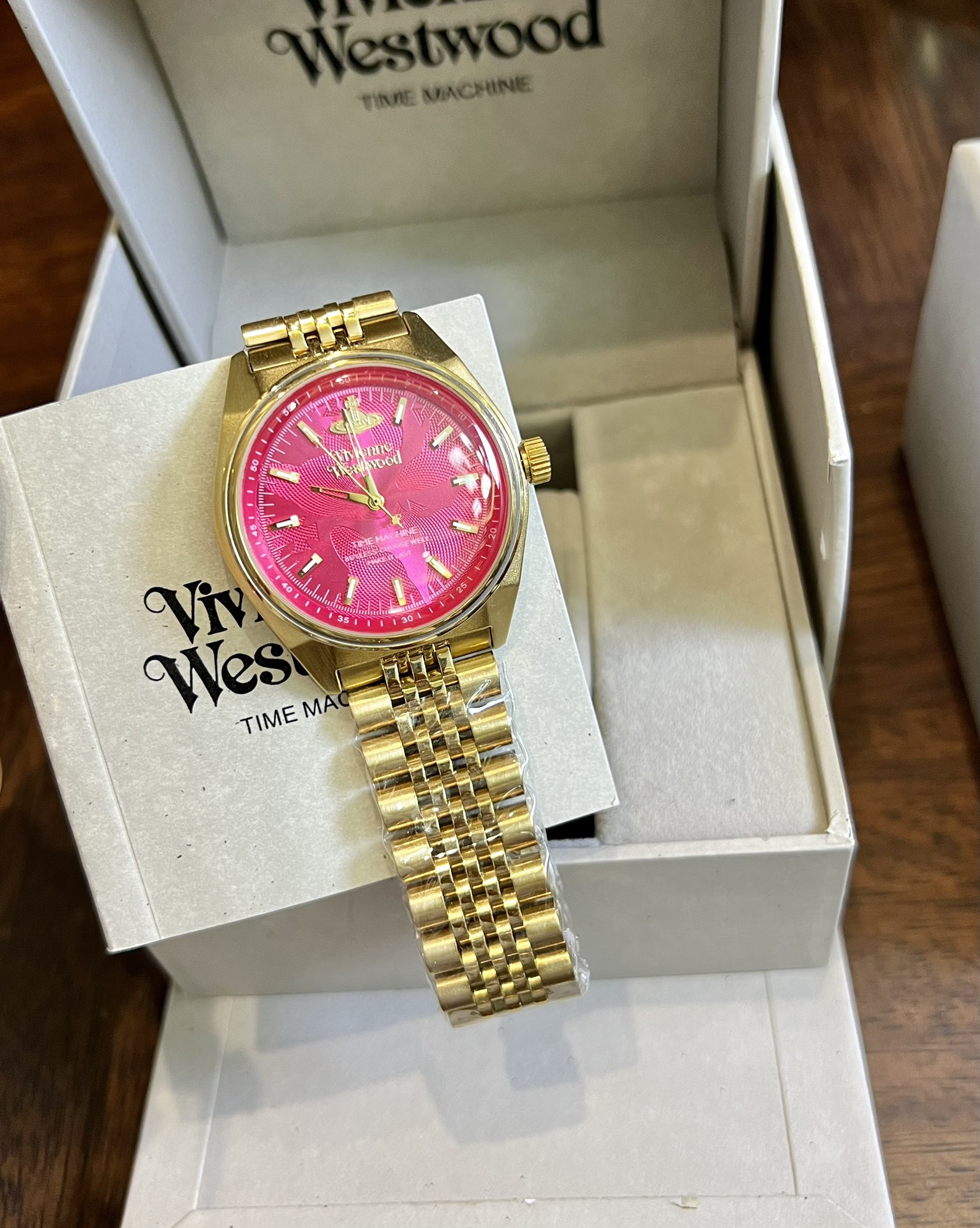 ❤️250包邮/原单代购级别
Viviennewestwood西太后手表，被两万人围观的西太后玫红手表又来了！
这个配色有点复古的感觉，超级亮眼[脸红]
40MM的大表盘会显得手更细哦