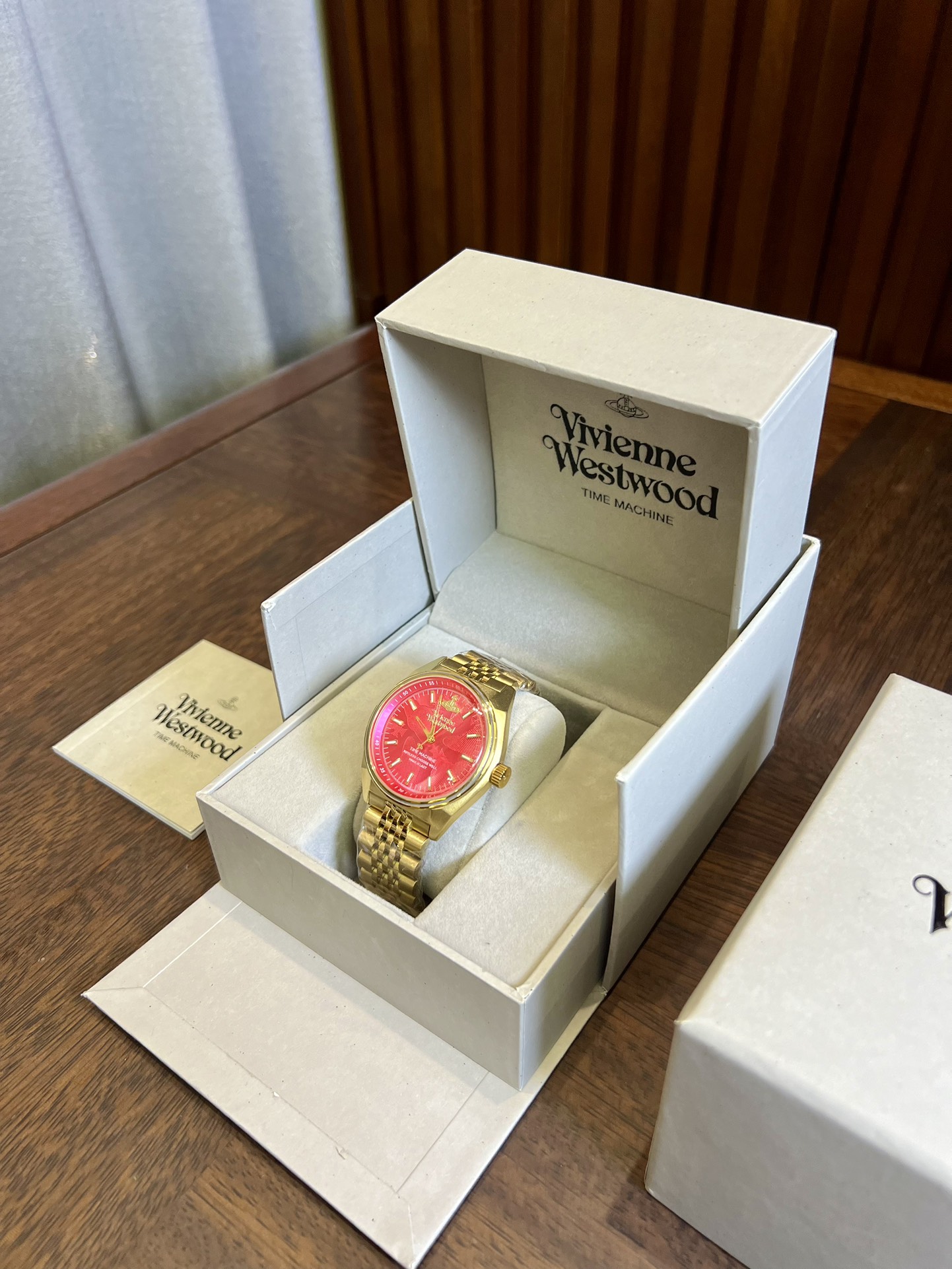 ❤️250包邮/原单代购级别
Viviennewestwood西太后手表，被两万人围观的西太后玫红手表又来了！
这个配色有点复古的感觉，超级亮眼[脸红]
40MM的大表盘会显得手更细哦