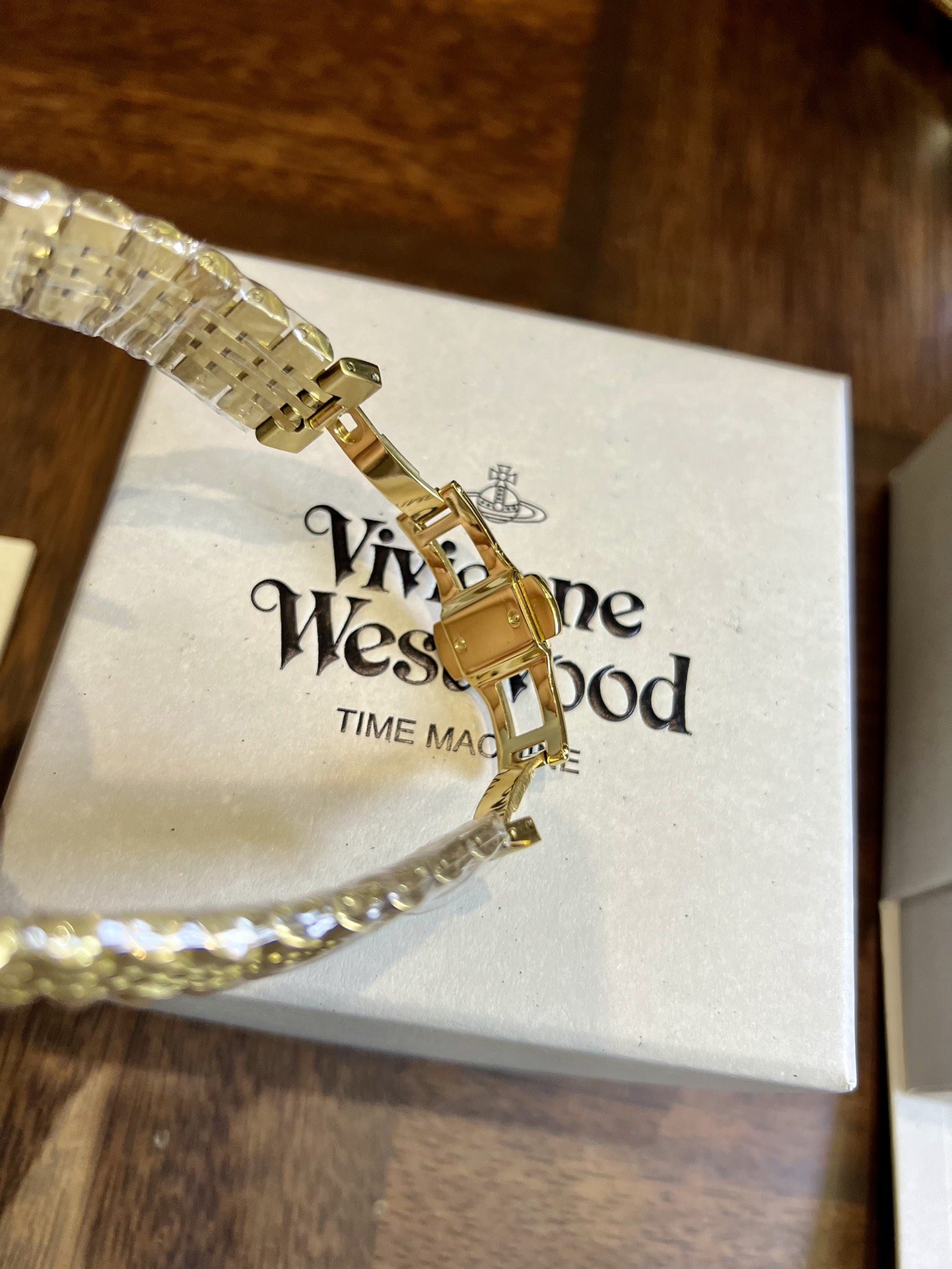 ❤️250包邮/原单代购级别
Viviennewestwood西太后手表，被两万人围观的西太后玫红手表又来了！
这个配色有点复古的感觉，超级亮眼[脸红]
40MM的大表盘会显得手更细哦