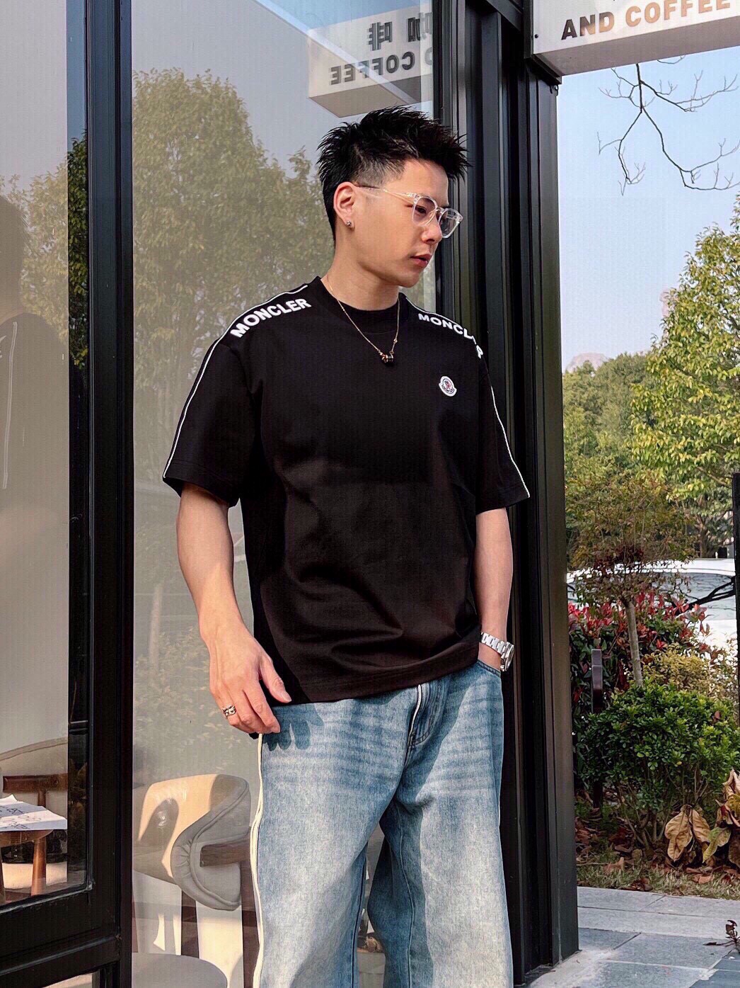 NO:162137,The new spring and summer 2025 new spring and summer first-time counter latest short-sleeved round-neck T-shirt, high-end customization, avant-garde and fashionable design!  Brand logo heavy craft design, high-end customized mercerated cloud cotton fabric, soft feel, comfortable to wear, exquisite counter-level car line, fine workmanship, invincible and handsome upper body effect!  A must-have item for handsome men!  Color black white gray Number M-3XL, Moncler, T-shirt,tees, t-shirt,alexander wang19860909蒙口 2025春夏新款首发专柜最新款短袖圆领T恤 高端订制 设计前卫时尚！品牌logo重工艺设计 高端定制丝光云朵棉面料.手感柔软.穿着舒适.专柜级别精致车线.做工精细.上身效果无敌帅气！型男必备单品！ 颜色黑色 白色 灰色 码数M-3XL,,Moncler,T-shirt,tees，t-shirt,alexander wang,Men's clothing