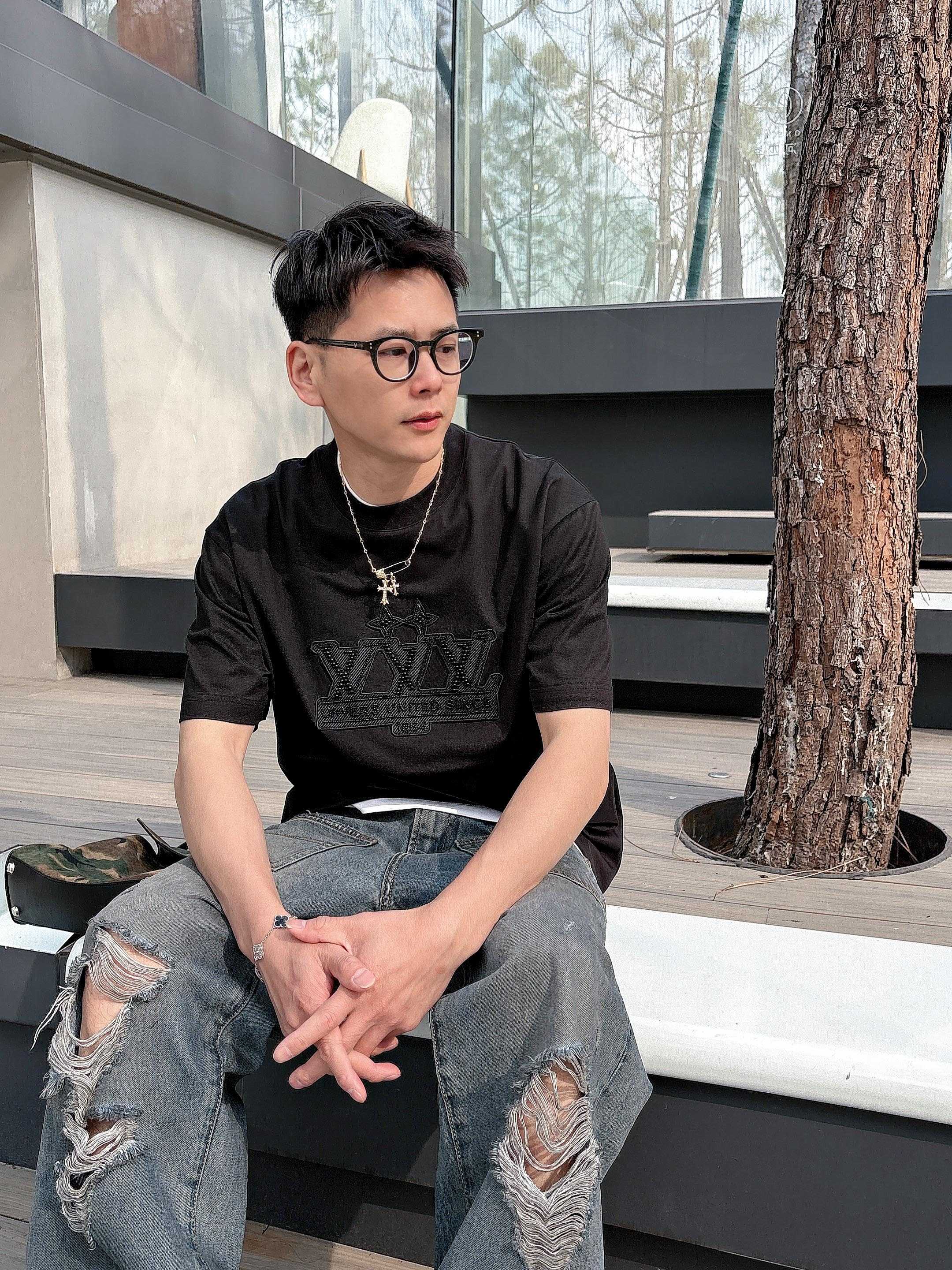 NO:122341,LV2025 spring and summer new style first-time counter latest short-sleeved round-neck T-shirt, high-end customization, avant-garde and fashionable design!  Brand logo heavy craft design, high-end customized mercerated cloud cotton fabric, soft feel, comfortable to wear, exquisite counter-level car line, fine workmanship, invincible and handsome upper body effect!  A must-have item for handsome men!  Color black white Number M-3XL, louis vuitton, T-shirt,tees, t-shirt,alexander wang19860909LV2025春夏新款首发专柜最新款短袖圆领T恤 高端订制 设计前卫时尚！品牌logo重工艺设计 高端定制丝光云朵棉面料.手感柔软.穿着舒适.专柜级别精致车线.做工精细.上身效果无敌帅气！型男必备单品！ 颜色黑色 白色 码数M-3XL,,louis vuitton,T-shirt,tees，t-shirt,alexander wang,Men's clothing