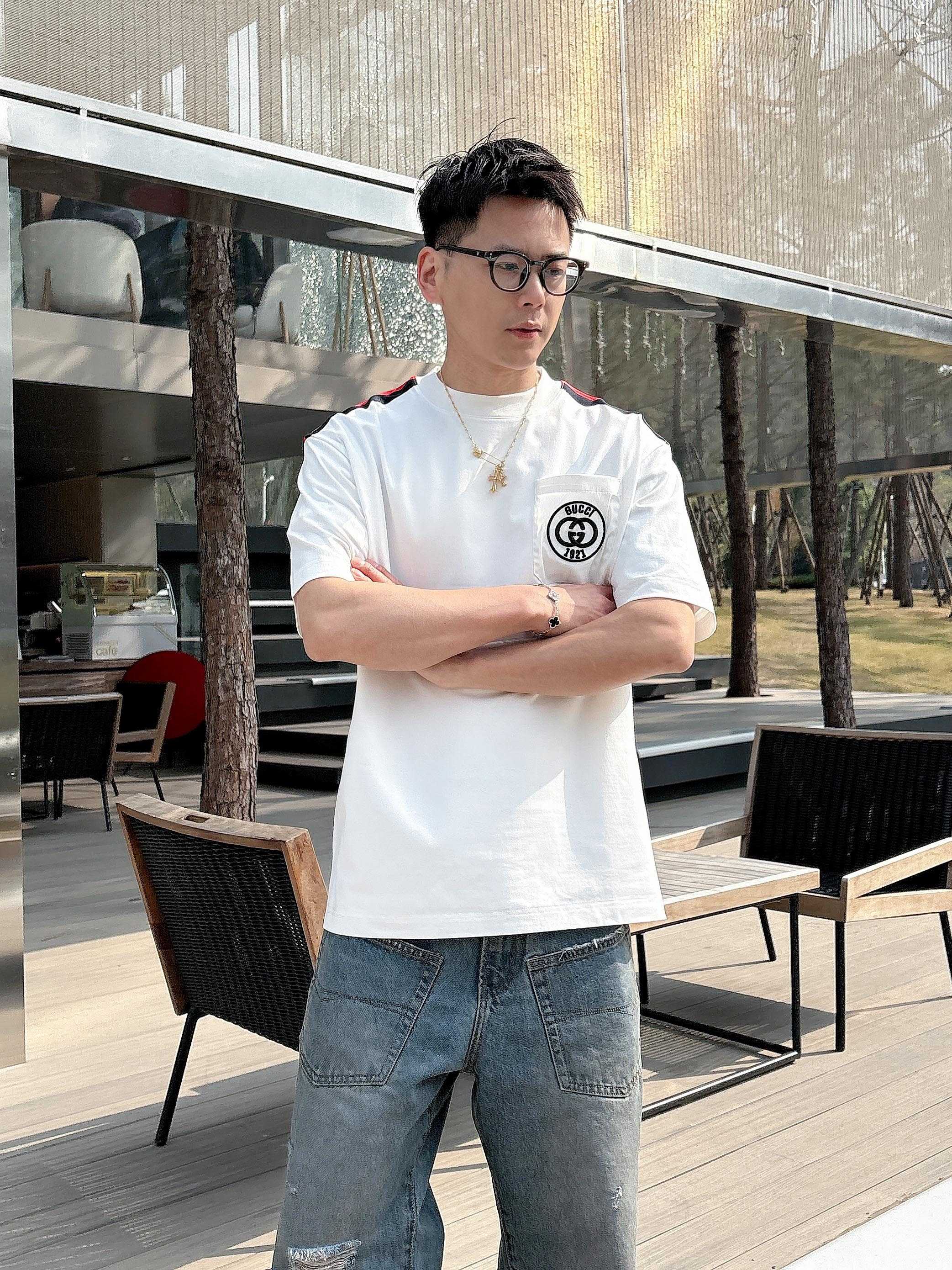 NO:122318,Gucci's new spring and summer new model in the first counter has the latest short-sleeved round-neck T-shirt with high-end customization and avant-garde and fashionable design!  Brand logo heavy craft design, high-end customized mercerated cloud cotton fabric, soft feel, comfortable to wear, exquisite counter-level car line, fine workmanship, invincible and handsome upper body effect!  A must-have item for handsome men!  Color black white Number M-3XL, gucci, T-shirt,tees, t-shirt,alexander wang19860909古驰2025春夏新款首发专柜最新款短袖圆领T恤 高端订制 设计前卫时尚！品牌logo重工艺设计 高端定制丝光云朵棉面料.手感柔软.穿着舒适.专柜级别精致车线.做工精细.上身效果无敌帅气！型男必备单品！ 颜色黑色 白色 码数M-3XL,,gucci,T-shirt,tees，t-shirt,alexander wang,Men's clothing