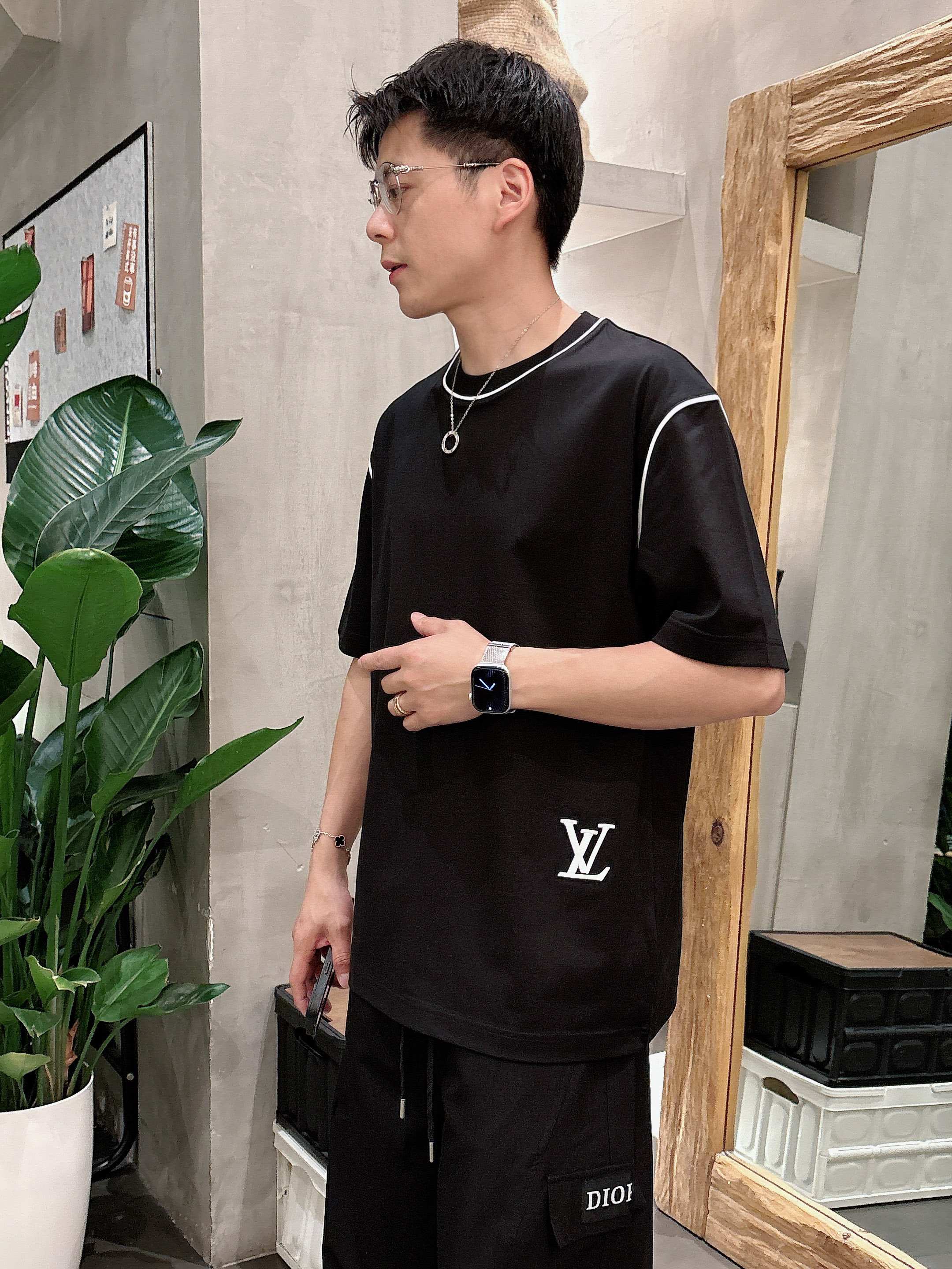 NO:153220,LV 2025 spring and summer new style first-time counter latest short-sleeved round-neck T-shirt, high-end customization, avant-garde and fashionable design!  Brand logo heavy craft design, high-end customized mercerated cloud cotton fabric, soft feel, comfortable to wear, exquisite counter-level car line, fine workmanship, invincible and handsome upper body effect!  A must-have item for handsome men!  Color black white Number M-3XL, louis vuitton, T-shirt,tees, t-shirt,alexander wang19860909LV 2025春夏新款首发专柜最新款短袖圆领T恤 高端订制 设计前卫时尚！品牌logo重工艺设计 高端定制丝光云朵棉面料.手感柔软.穿着舒适.专柜级别精致车线.做工精细.上身效果无敌帅气！型男必备单品！ 颜色黑色 白色 码数M-3XL,,louis vuitton,T-shirt,tees，t-shirt,alexander wang,Men's clothing