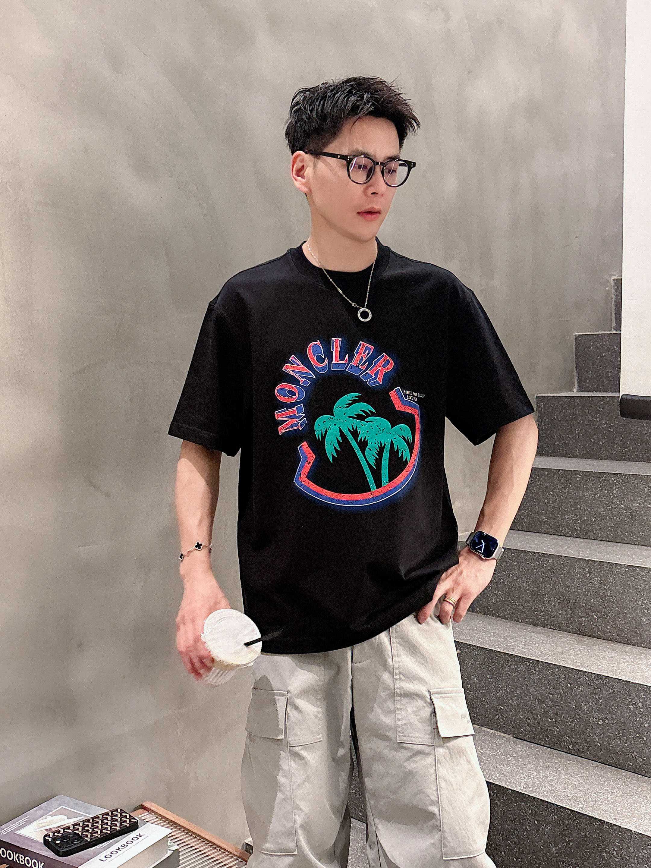 NO:412666,The new spring and summer 2025 new spring and summer first-time counter latest short-sleeved round-neck T-shirt, high-end customization, avant-garde and fashionable design!  Brand logo heavy craft design, high-end customized mercerated cloud cotton fabric, soft feel, comfortable to wear, exquisite counter-level car line, fine workmanship, invincible and handsome upper body effect!  A must-have item for handsome men!  Color black white Number M-3XL, Moncler, T-shirt,tees, t-shirt,alexander wang19860909蒙口 2025春夏新款首发专柜最新款短袖圆领T恤 高端订制 设计前卫时尚！品牌logo重工艺设计 高端定制丝光云朵棉面料.手感柔软.穿着舒适.专柜级别精致车线.做工精细.上身效果无敌帅气！型男必备单品！ 颜色黑色 白色 码数M-3XL,,Moncler,T-shirt,tees，t-shirt,alexander wang,Men's clothing