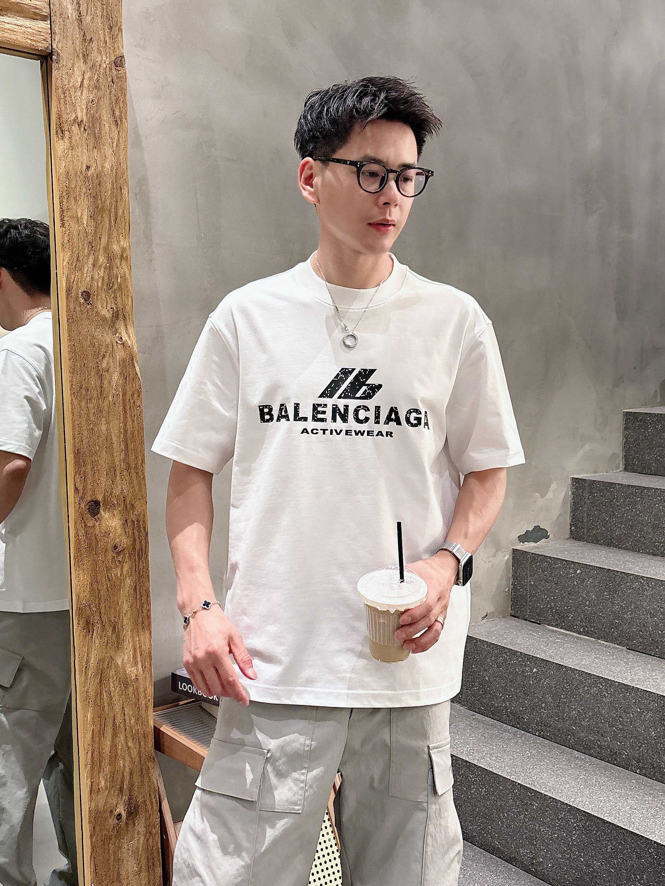 NO:412659,Paris 2025 spring and summer new style first-time counter latest short-sleeved round-neck T-shirt, high-end customization, avant-garde and fashionable design!  Brand logo heavy craft design, high-end customized mercerated cloud cotton fabric, soft feel, comfortable to wear, exquisite counter-level car line, fine workmanship, invincible and handsome upper body effect!  A must-have item for handsome men!  Color black white Number M-3XL, T-shirt,tees,t-shirt,alexander wang19860909巴黎 2025春夏新款首发专柜最新款短袖圆领T恤 高端订制 设计前卫时尚！品牌logo重工艺设计 高端定制丝光云朵棉面料.手感柔软.穿着舒适.专柜级别精致车线.做工精细.上身效果无敌帅气！型男必备单品！ 颜色黑色 白色 码数M-3XL,,T-shirt,tees，t-shirt,alexander wang,Men's clothing