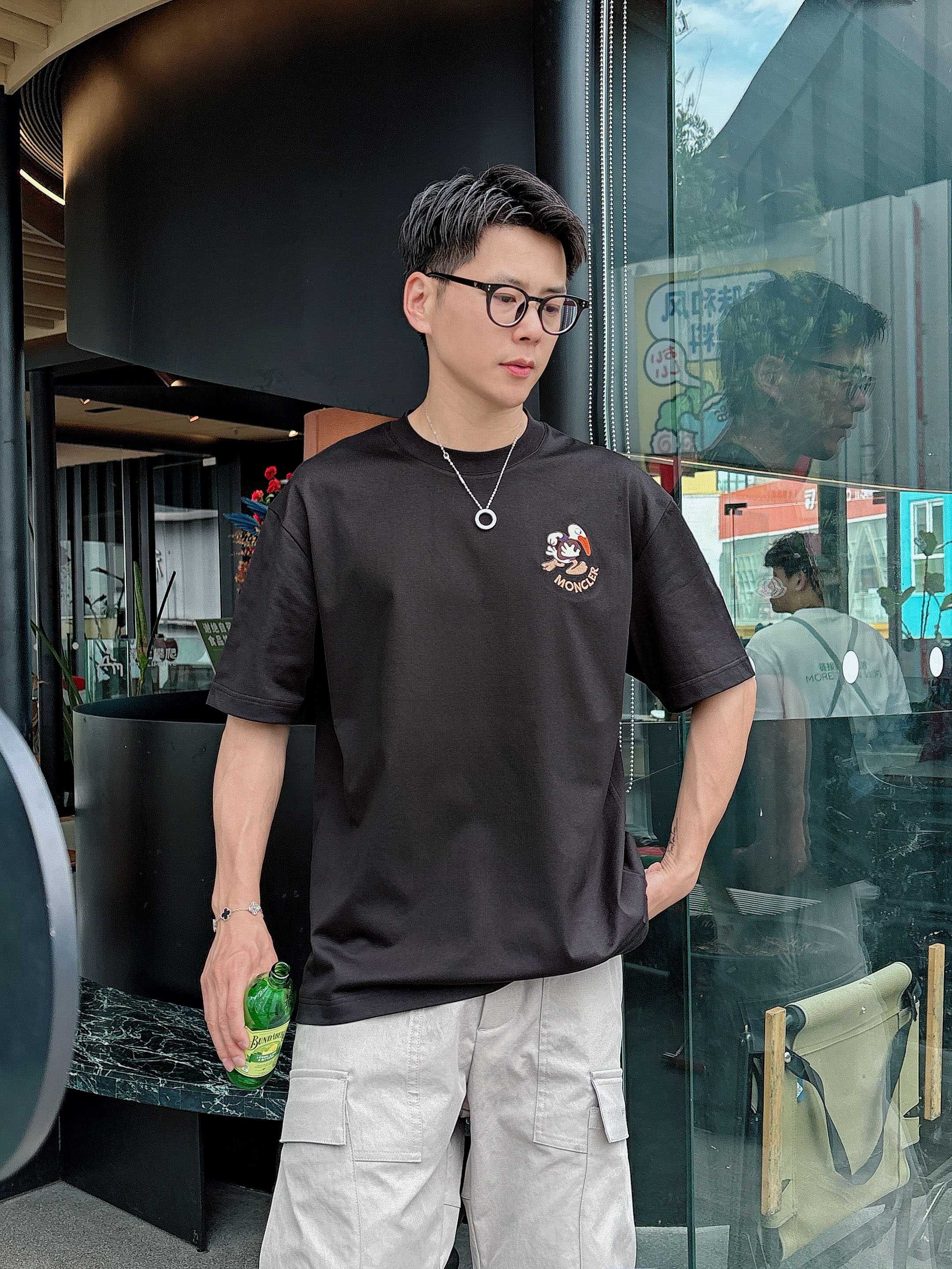 NO:412652,The new spring and summer 2025 new spring and summer first-time counter latest short-sleeved round-neck T-shirt, high-end customization, avant-garde and fashionable design!  Brand logo heavy craft design, high-end customized mercerated cloud cotton fabric, soft feel, comfortable to wear, exquisite counter-level car line, fine workmanship, invincible and handsome upper body effect!  A must-have item for handsome men!  Color black white Number M-3XL, Moncler, T-shirt,tees, t-shirt,alexander wang19860909蒙口 2025春夏新款首发专柜最新款短袖圆领T恤 高端订制 设计前卫时尚！品牌logo重工艺设计 高端定制丝光云朵棉面料.手感柔软.穿着舒适.专柜级别精致车线.做工精细.上身效果无敌帅气！型男必备单品！ 颜色黑色 白色 码数M-3XL,,Moncler,T-shirt,tees，t-shirt,alexander wang,Men's clothing