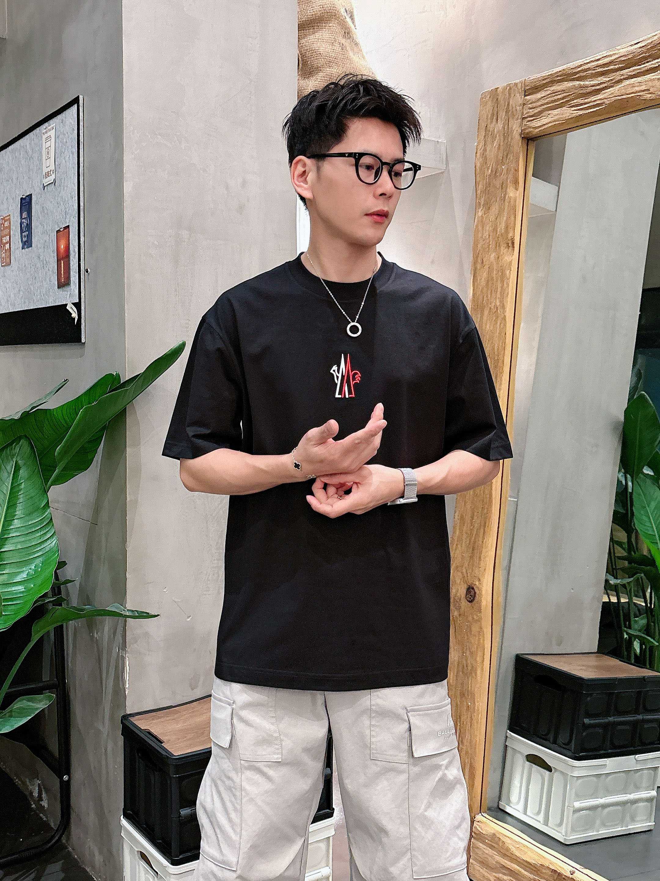 NO:412694,The new spring and summer 2025 new spring and summer first-time counter latest short-sleeved round-neck T-shirt, high-end customization, avant-garde and fashionable design!  Brand logo heavy craft design, high-end customized mercerated cloud cotton fabric, soft feel, comfortable to wear, exquisite counter-level car line, fine workmanship, invincible and handsome upper body effect!  A must-have item for handsome men!  Color black white Number M-3XL, Moncler, T-shirt,tees, t-shirt,alexander wang19860909蒙口 2025春夏新款首发专柜最新款短袖圆领T恤 高端订制 设计前卫时尚！品牌logo重工艺设计 高端定制丝光云朵棉面料.手感柔软.穿着舒适.专柜级别精致车线.做工精细.上身效果无敌帅气！型男必备单品！ 颜色黑色 白色 码数M-3XL,,Moncler,T-shirt,tees，t-shirt,alexander wang,Men's clothing