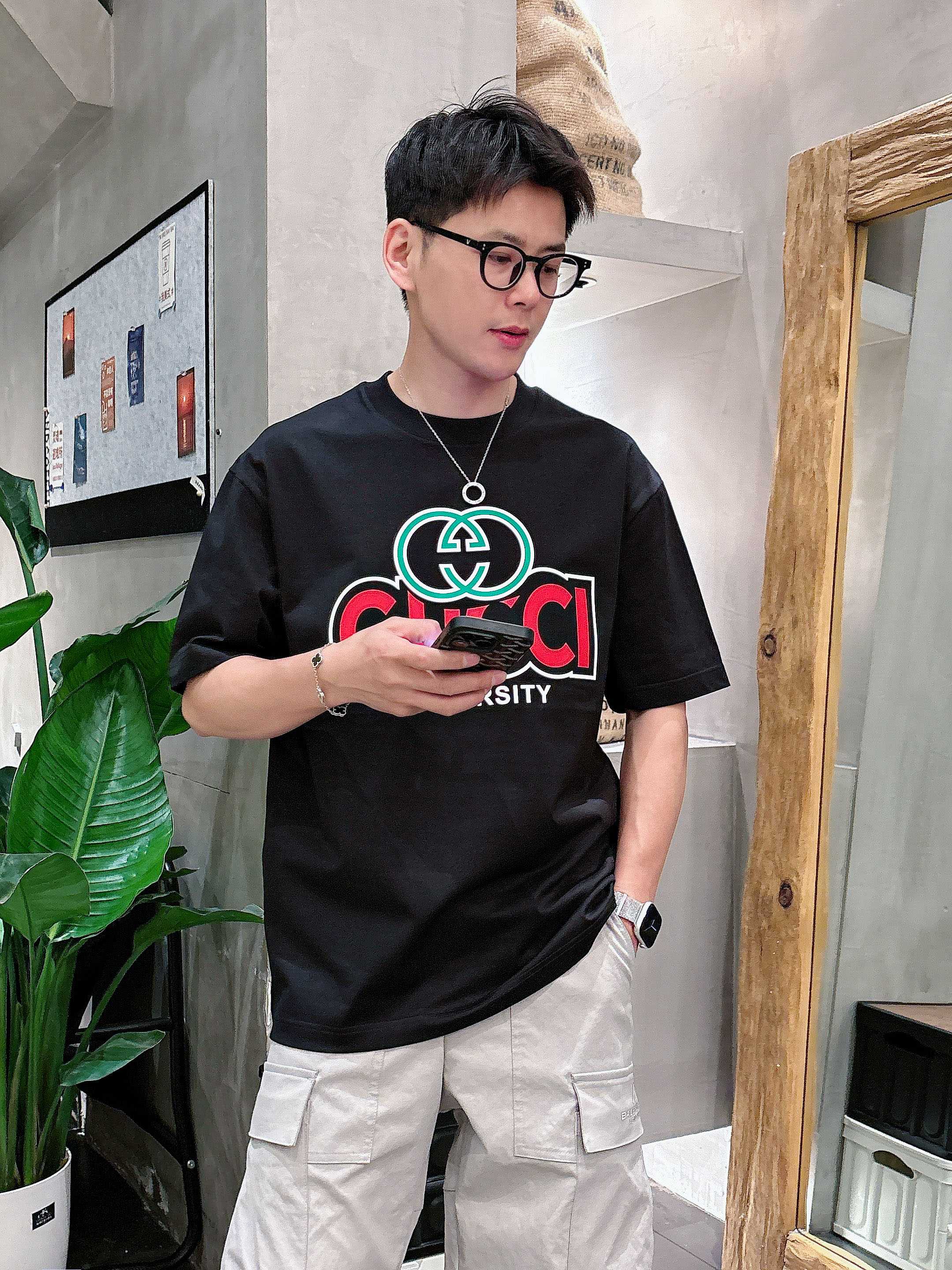 NO:412710,Gucci's new spring and summer new style first-time counter latest short-sleeved round-neck T-shirt, high-end customization, avant-garde and fashionable design!  Brand logo heavy craft design, high-end customized mercerated cloud cotton fabric, soft feel, comfortable to wear, exquisite counter-level car line, fine workmanship, invincible and handsome upper body effect!  A must-have item for handsome men!  Color black white Number M-3XL, gucci, T-shirt,tees, t-shirt,alexander wang19860909古驰 2025春夏新款首发专柜最新款短袖圆领T恤 高端订制 设计前卫时尚！品牌logo重工艺设计 高端定制丝光云朵棉面料.手感柔软.穿着舒适.专柜级别精致车线.做工精细.上身效果无敌帅气！型男必备单品！ 颜色黑色 白色 码数M-3XL,,gucci,T-shirt,tees，t-shirt,alexander wang,Men's clothing