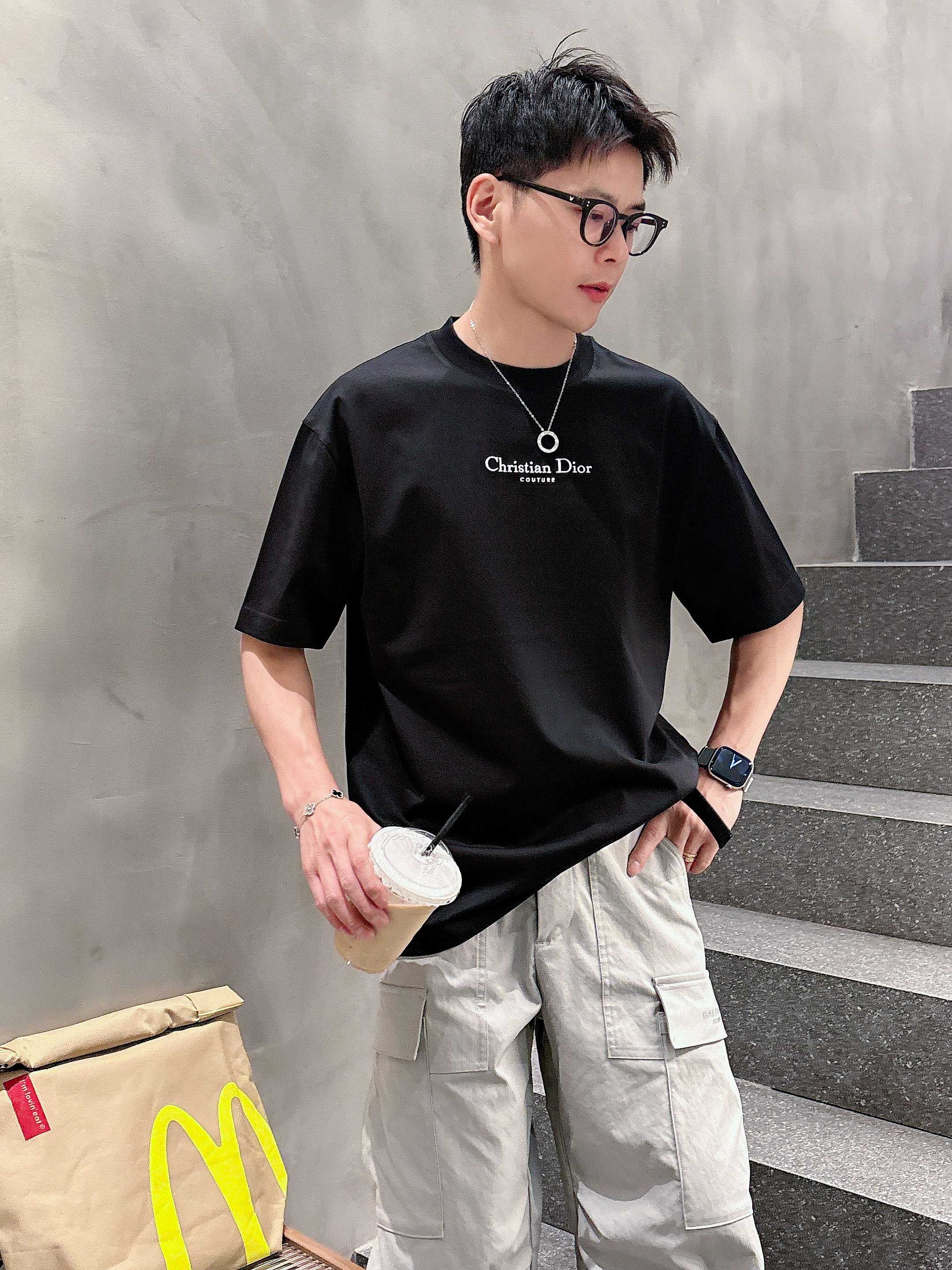 NO:412673,Dior's new spring and summer new style first-time counter has the latest short-sleeved round-neck T-shirt with high-end customization and avant-garde and fashionable design!  Brand logo heavy craft design, high-end customized mercerated cloud cotton fabric, soft feel, comfortable to wear, exquisite counter-level car line, fine workmanship, invincible and handsome upper body effect!  A must-have item for handsome men!  Color black white Number M-3XL,,dior,T-shirt,tees,t-shirt,alexander wang19860909迪奥 2025春夏新款首发专柜最新款短袖圆领T恤 高端订制 设计前卫时尚！品牌logo重工艺设计 高端定制丝光云朵棉面料.手感柔软.穿着舒适.专柜级别精致车线.做工精细.上身效果无敌帅气！型男必备单品！ 颜色黑色 白色 码数M-3XL,,dior,T-shirt,tees，t-shirt,alexander wang,Men's clothing