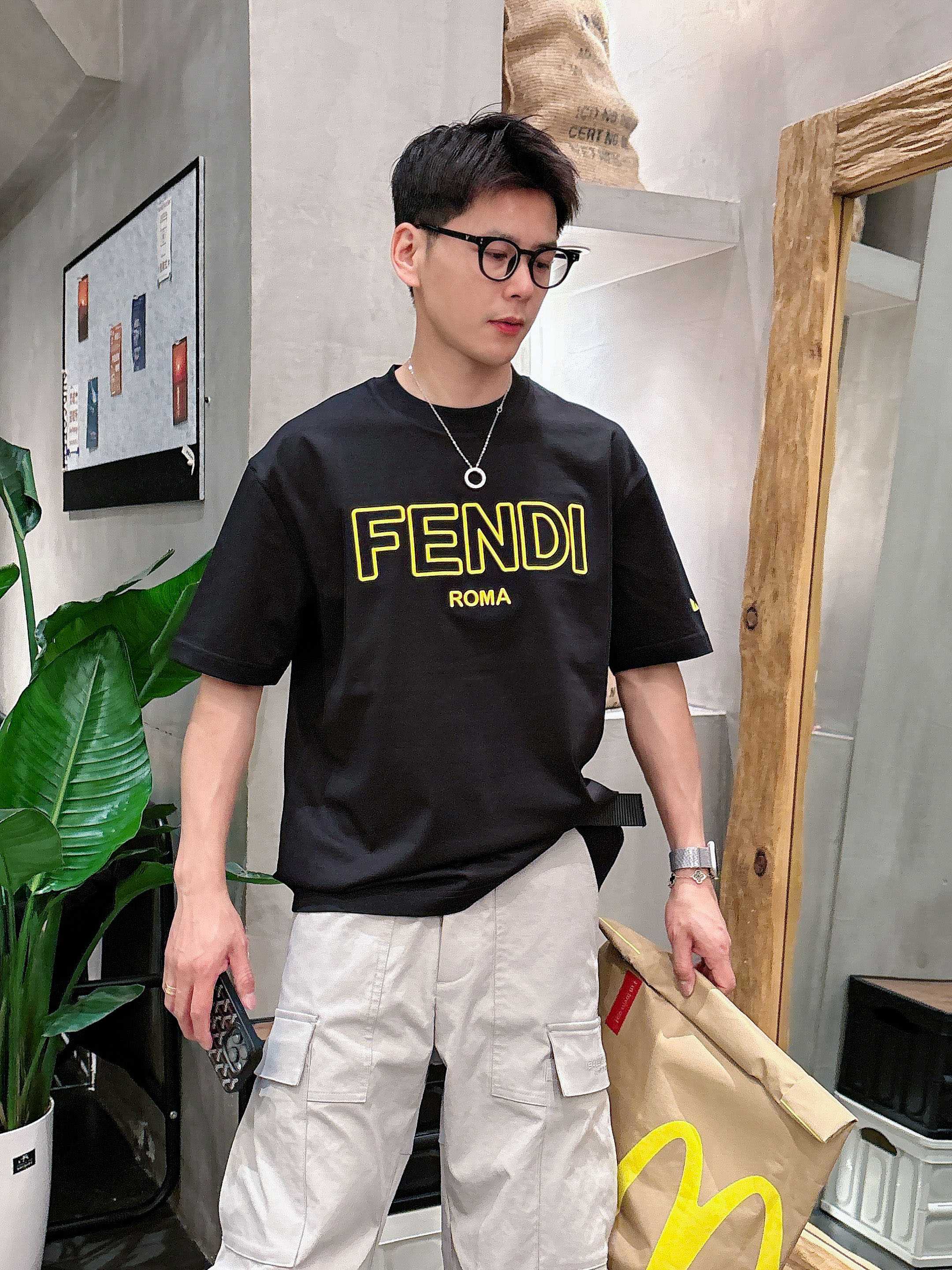 NO:412702,Fendi's new spring and summer new style first-time counter has the latest short-sleeved round-neck T-shirt with high-end customization and avant-garde and fashionable design!  Brand logo heavy craft design, high-end customized mercerated cloud cotton fabric, soft feel, comfortable to wear, exquisite counter-level car line, fine workmanship, invincible and handsome upper body effect!  A must-have item for handsome men!  Color black white Number M-3XL, fendi, T-shirt,tees, t-shirt,alexander wang19860909芬迪 2025春夏新款首发专柜最新款短袖圆领T恤 高端订制 设计前卫时尚！品牌logo重工艺设计 高端定制丝光云朵棉面料.手感柔软.穿着舒适.专柜级别精致车线.做工精细.上身效果无敌帅气！型男必备单品！ 颜色黑色 白色 码数M-3XL,,fendi,T-shirt,tees，t-shirt,alexander wang,Men's clothing