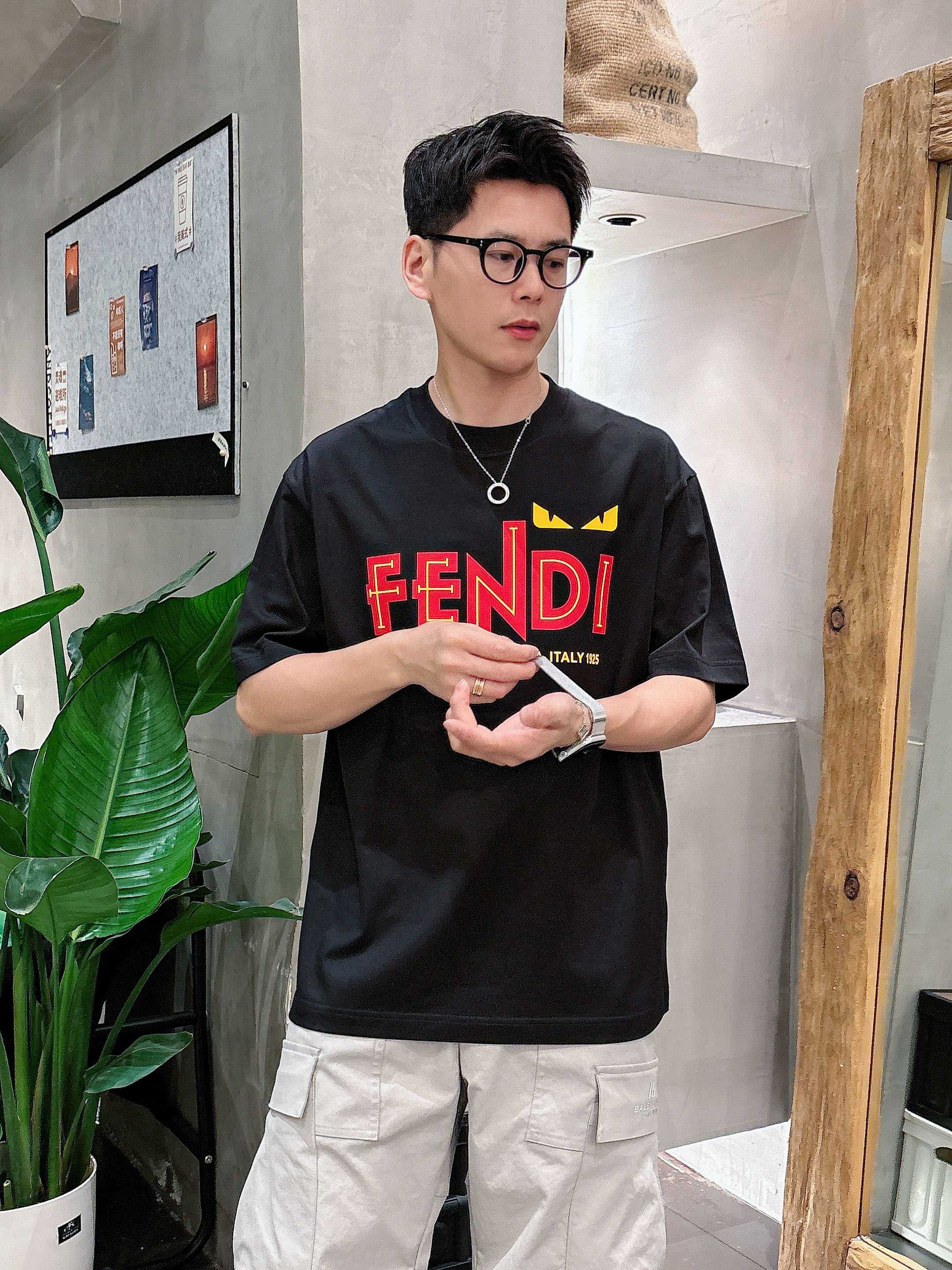 NO:412687,Fendi's new spring and summer new style first-time counter has the latest short-sleeved round-neck T-shirt with high-end customization and avant-garde and fashionable design!  Brand logo heavy craft design, high-end customized mercerated cloud cotton fabric, soft feel, comfortable to wear, exquisite counter-level car line, fine workmanship, invincible and handsome upper body effect!  A must-have item for handsome men!  Color black white Number M-3XL, fendi, T-shirt,tees, t-shirt,alexander wang19860909芬迪 2025春夏新款首发专柜最新款短袖圆领T恤 高端订制 设计前卫时尚！品牌logo重工艺设计 高端定制丝光云朵棉面料.手感柔软.穿着舒适.专柜级别精致车线.做工精细.上身效果无敌帅气！型男必备单品！ 颜色黑色 白色 码数M-3XL,,fendi,T-shirt,tees，t-shirt,alexander wang,Men's clothing