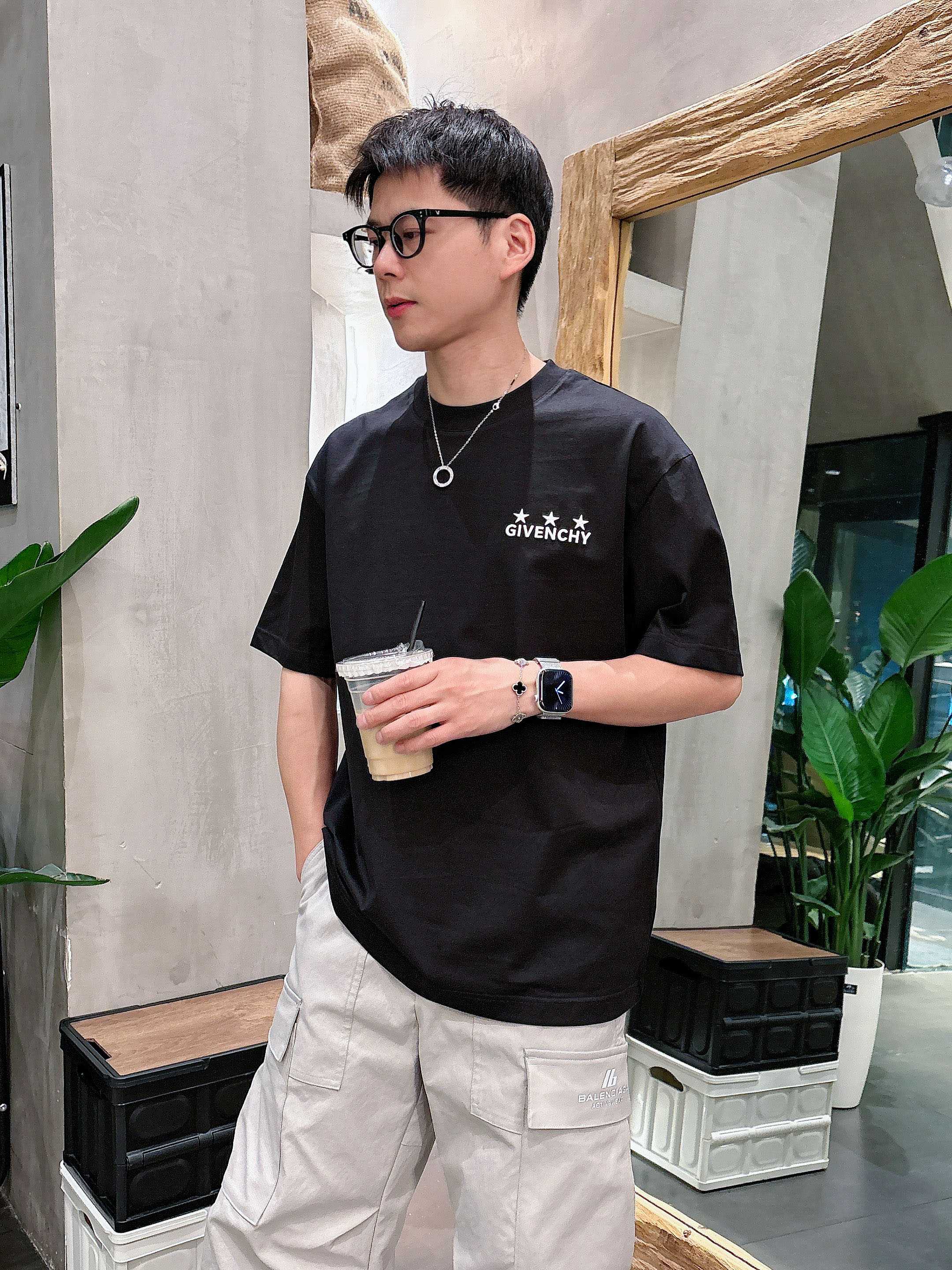 NO:412718,Givenchy's new spring and summer new style in the first counter, the latest short-sleeved round-neck T-shirt, high-end customization, avant-garde and fashionable design!  Brand logo heavy craft design, high-end customized mercerated cloud cotton fabric, soft feel, comfortable to wear, exquisite counter-level car line, fine workmanship, invincible and handsome upper body effect!  A must-have item for handsome men!  Color black white Number M-3XL, given, T-shirt,tees,t-shirt,alexander wang19860909纪梵希 2025春夏新款首发专柜最新款短袖圆领T恤 高端订制 设计前卫时尚！品牌logo重工艺设计 高端定制丝光云朵棉面料.手感柔软.穿着舒适.专柜级别精致车线.做工精细.上身效果无敌帅气！型男必备单品！ 颜色黑色 白色 码数M-3XL,,givenchy,T-shirt,tees，t-shirt,alexander wang,Men's clothing