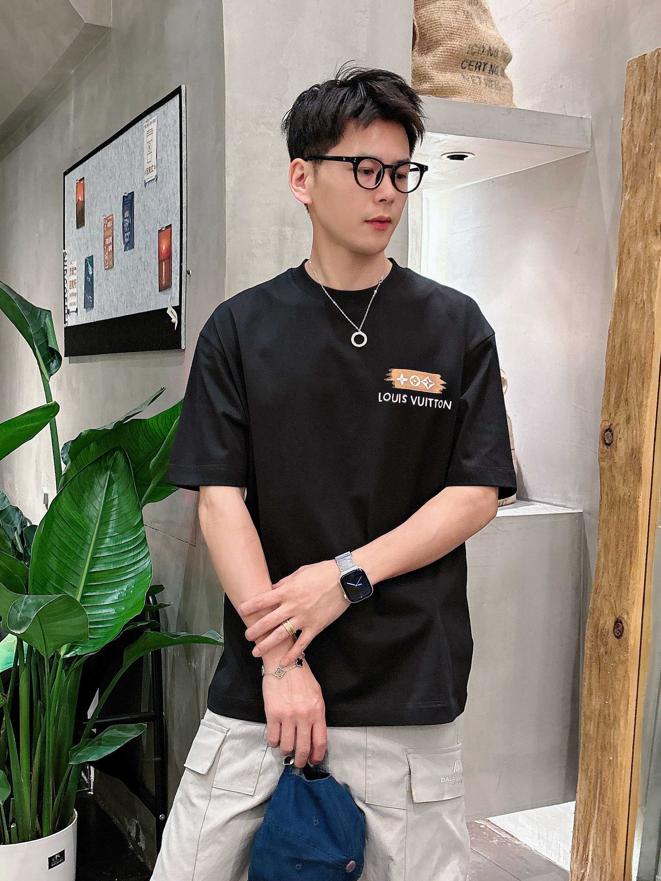 NO:412679,LV 2025 spring and summer new style first-time counter latest short-sleeved round-neck T-shirt, high-end customization, avant-garde and fashionable design!  Brand logo heavy craft design, high-end customized mercerated cloud cotton fabric, soft feel, comfortable to wear, exquisite counter-level car line, fine workmanship, invincible and handsome upper body effect!  A must-have item for handsome men!  Color black white Number M-3XL, louis vuitton, T-shirt,tees, t-shirt,alexander wang19860909LV 2025春夏新款首发专柜最新款短袖圆领T恤 高端订制 设计前卫时尚！品牌logo重工艺设计 高端定制丝光云朵棉面料.手感柔软.穿着舒适.专柜级别精致车线.做工精细.上身效果无敌帅气！型男必备单品！ 颜色黑色 白色 码数M-3XL,,louis vuitton,T-shirt,tees，t-shirt,alexander wang,Men's clothing