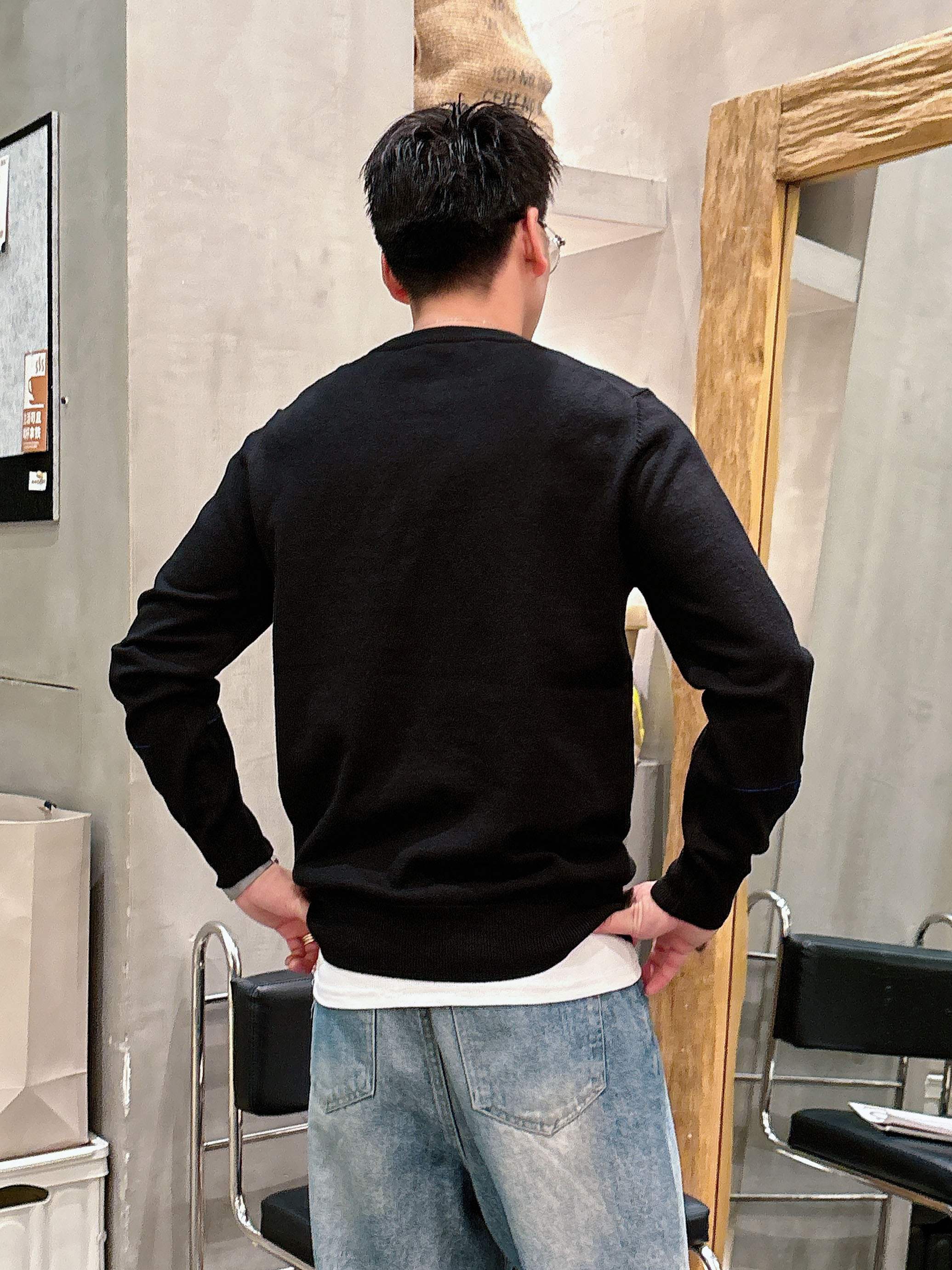 · 巴宝莉Bur 2025官网秋冬季最新款圆领毛衣，专柜同步在售爆款！特供羊毛混纺面料.手感舒适.可直接