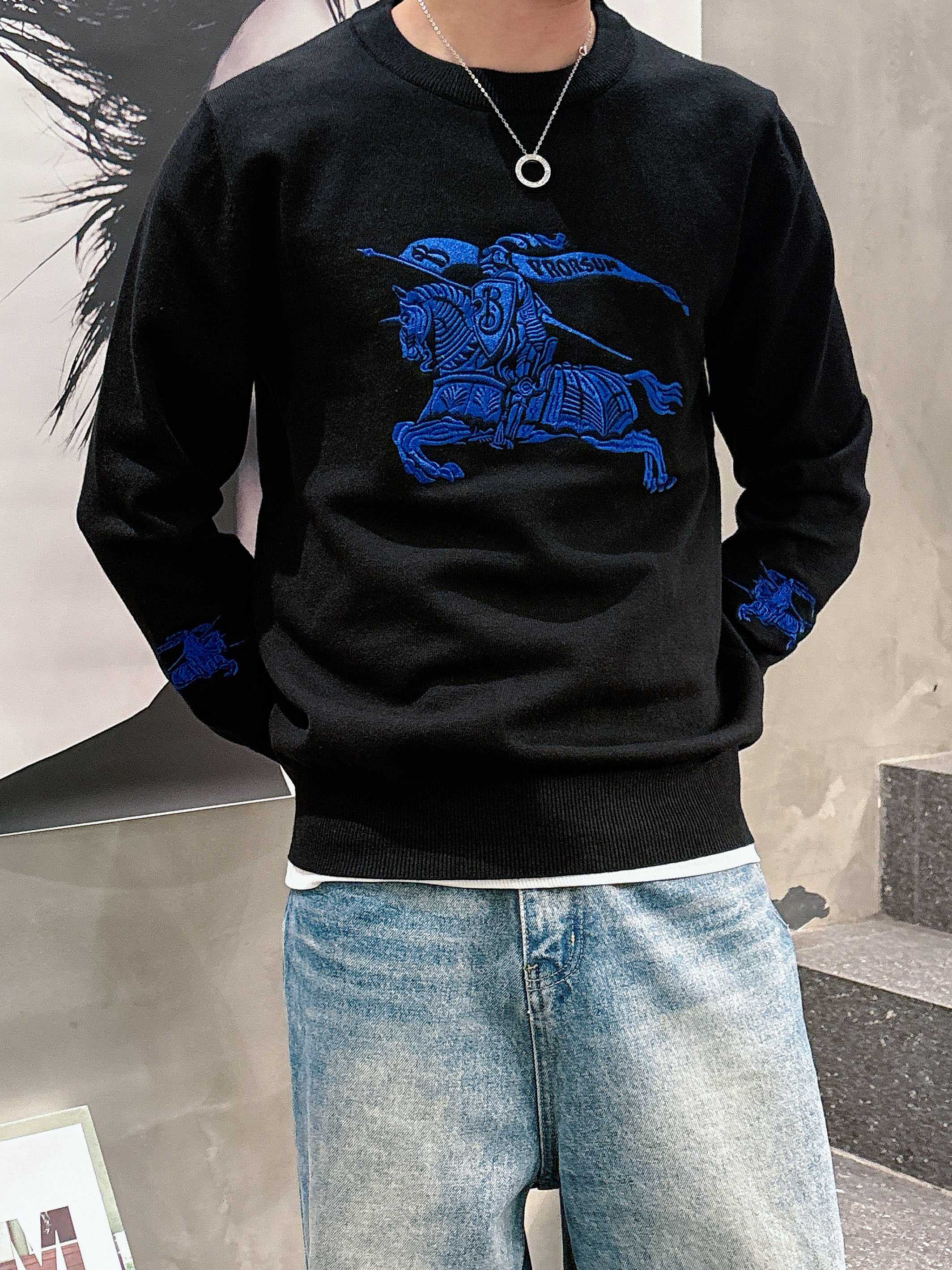 · 巴宝莉Bur 2025官网秋冬季最新款圆领毛衣，专柜同步在售爆款！特供羊毛混纺面料.手感舒适.可直接