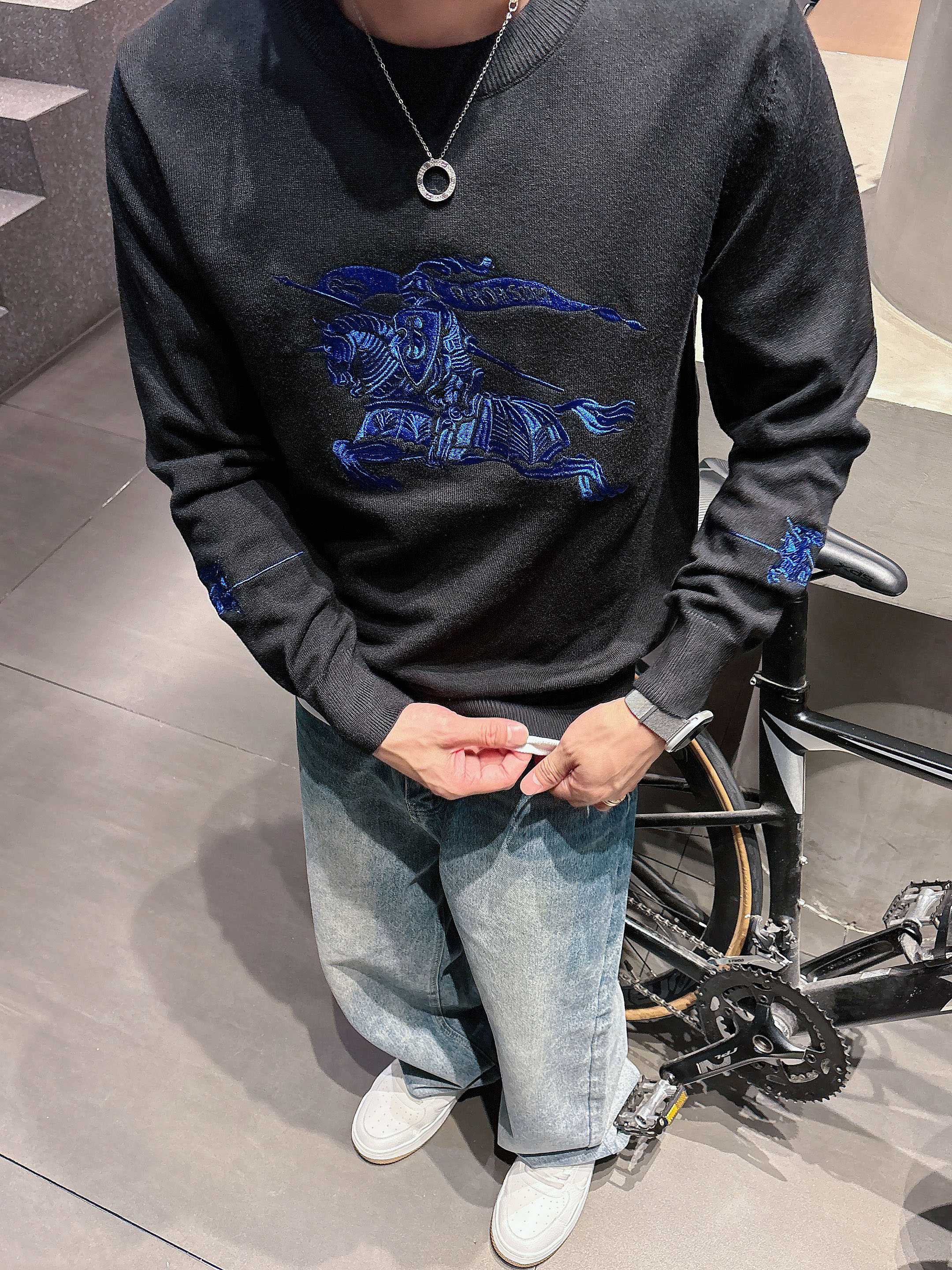 · 巴宝莉Bur 2025官网秋冬季最新款圆领毛衣，专柜同步在售爆款！特供羊毛混纺面料.手感舒适.可直接