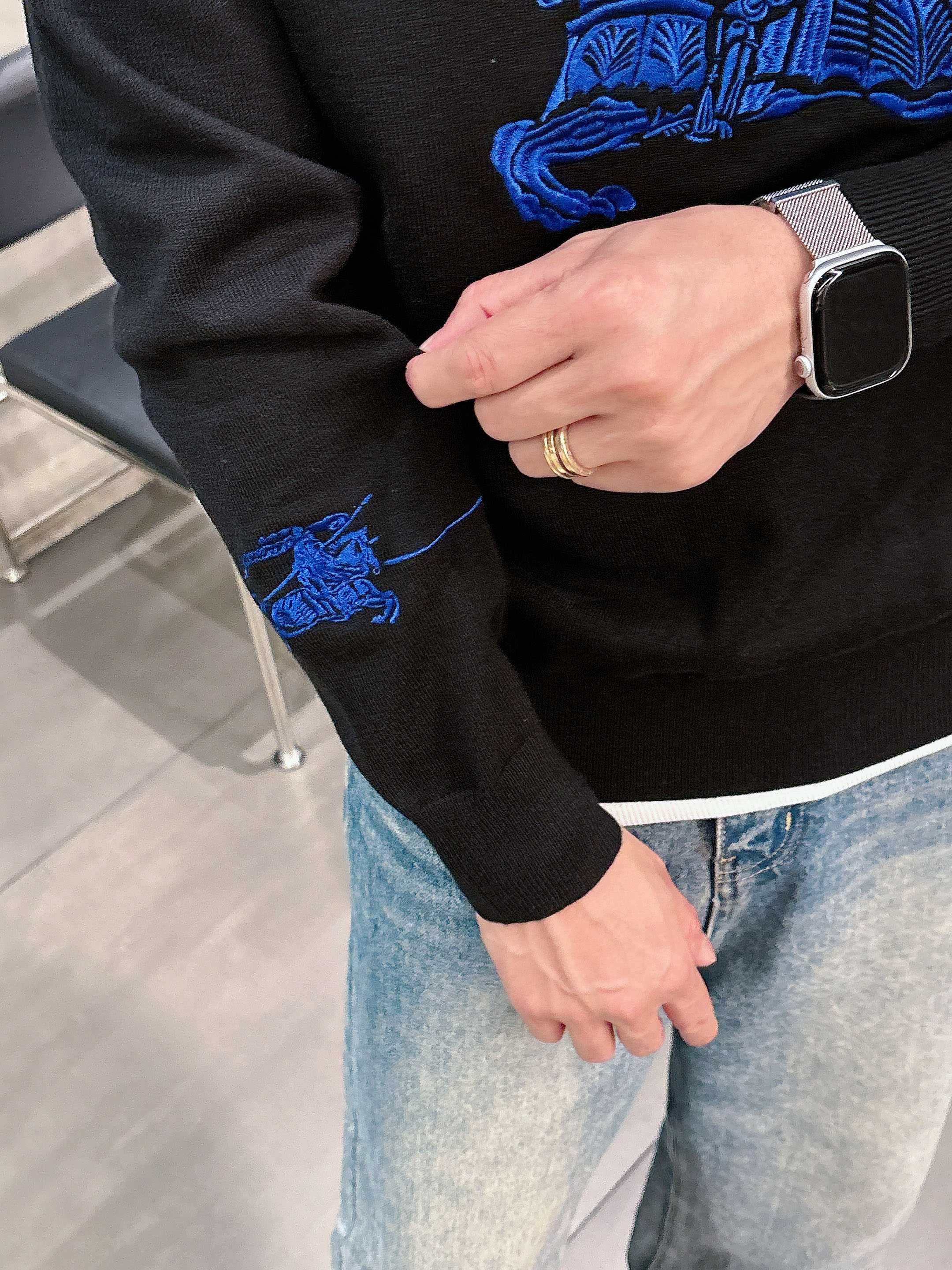 · 巴宝莉Bur 2025官网秋冬季最新款圆领毛衣，专柜同步在售爆款！特供羊毛混纺面料.手感舒适.可直接