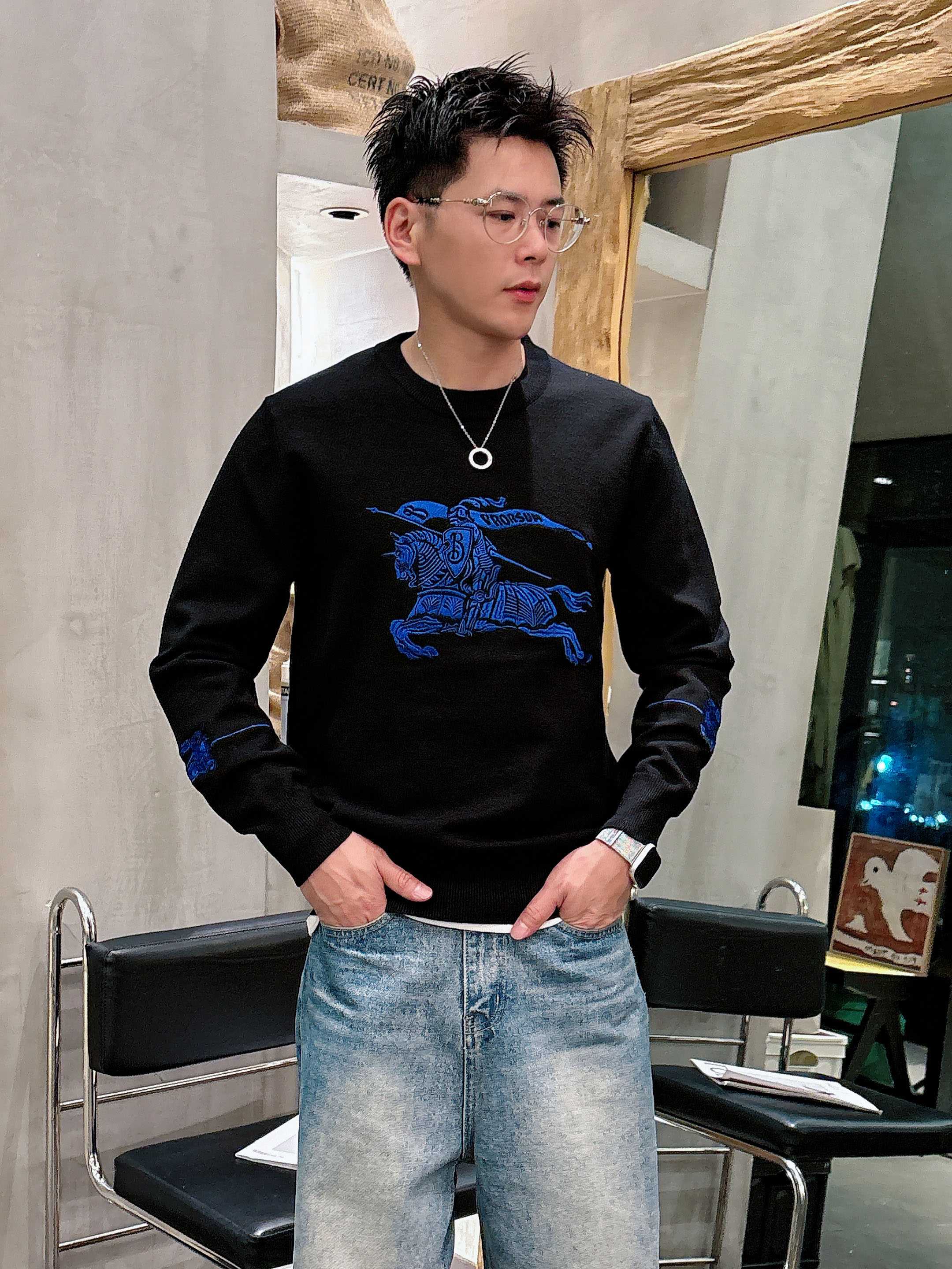 · 巴宝莉Bur 2025官网秋冬季最新款圆领毛衣，专柜同步在售爆款！特供羊毛混纺面料.手感舒适.可直接