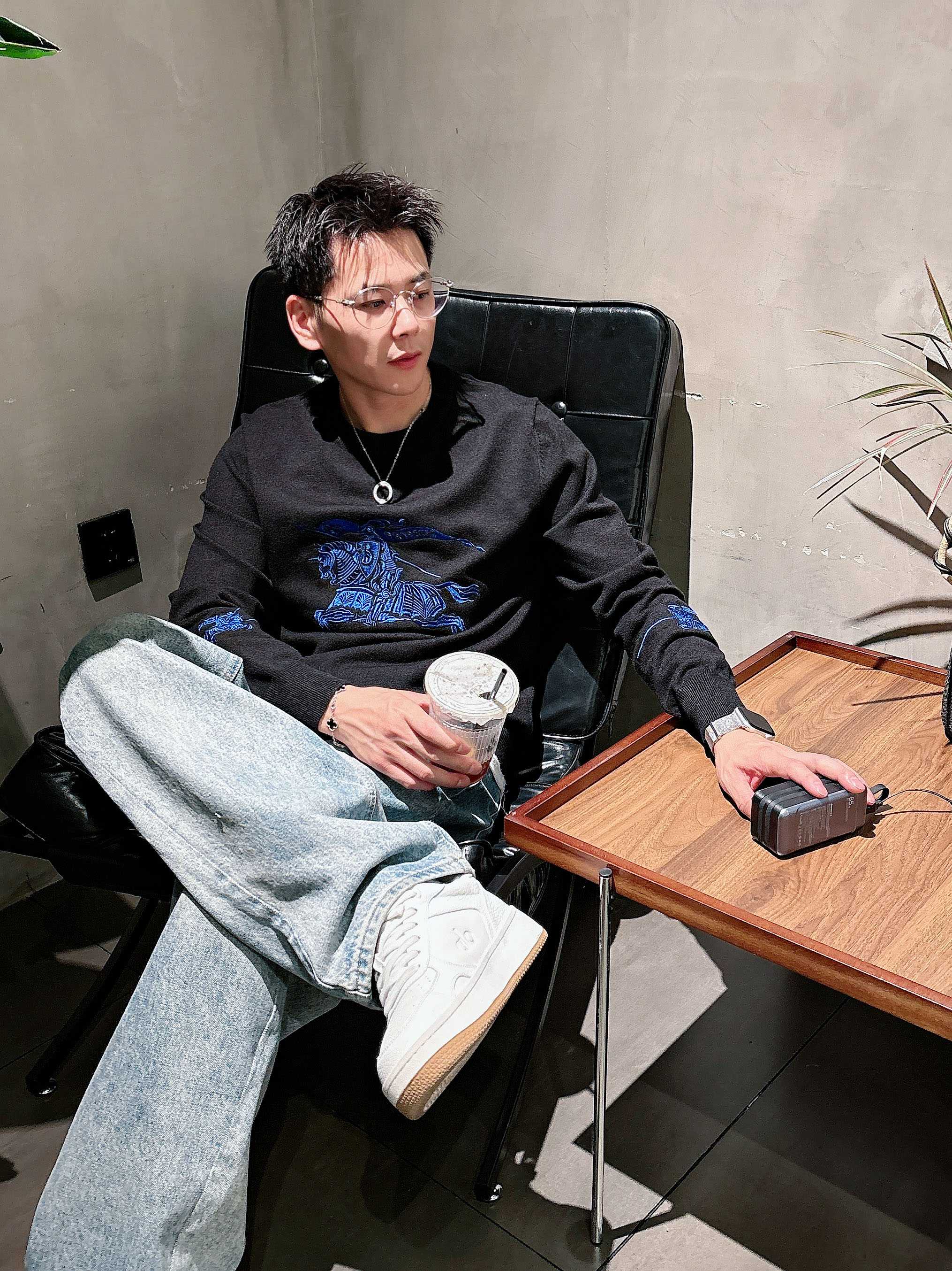 · 巴宝莉Bur 2025官网秋冬季最新款圆领毛衣，专柜同步在售爆款！特供羊毛混纺面料.手感舒适.可直接