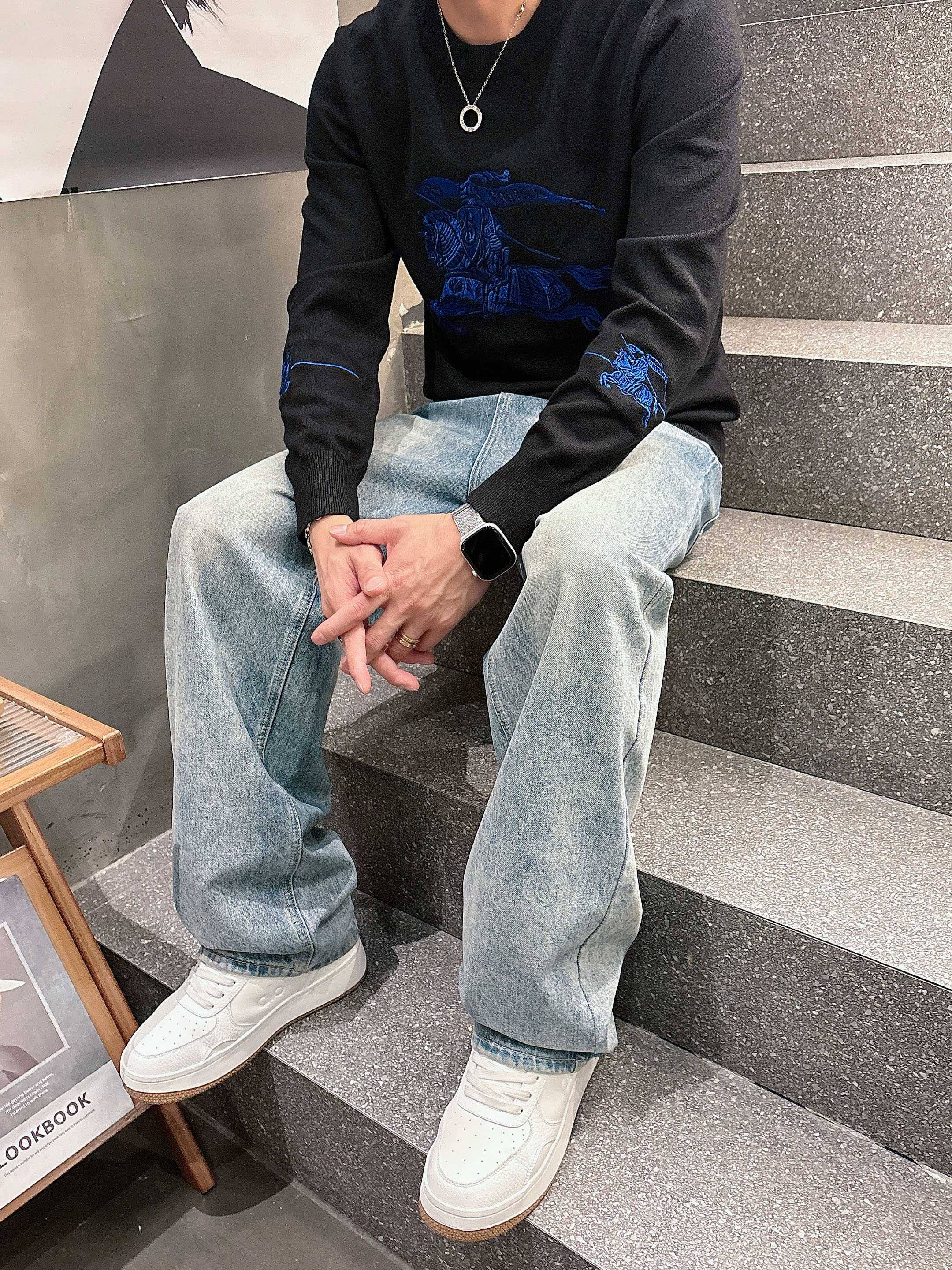 · 巴宝莉Bur 2025官网秋冬季最新款圆领毛衣，专柜同步在售爆款！特供羊毛混纺面料.手感舒适.可直接