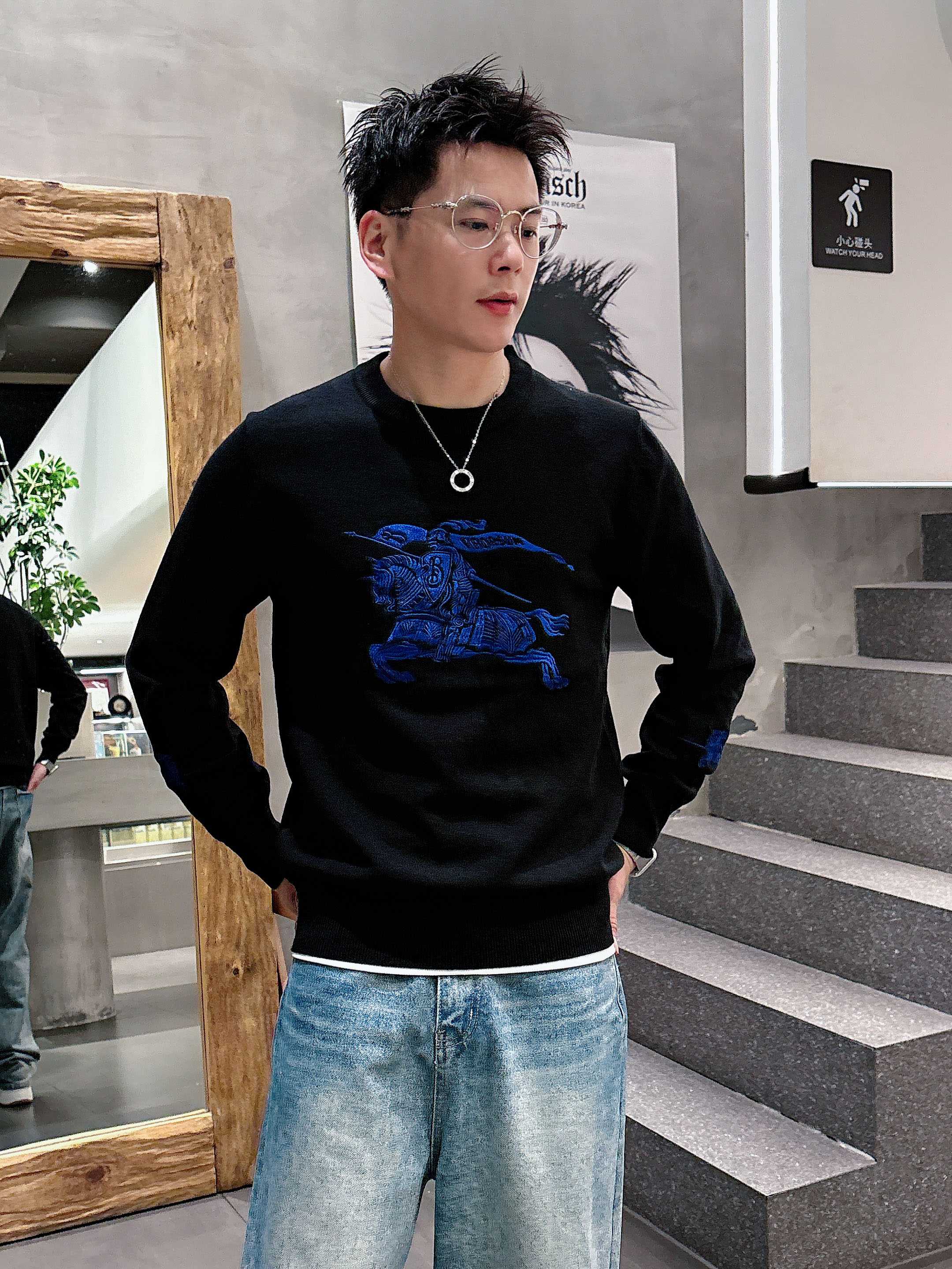 · 巴宝莉Bur 2025官网秋冬季最新款圆领毛衣，专柜同步在售爆款！特供羊毛混纺面料.手感舒适.可直接