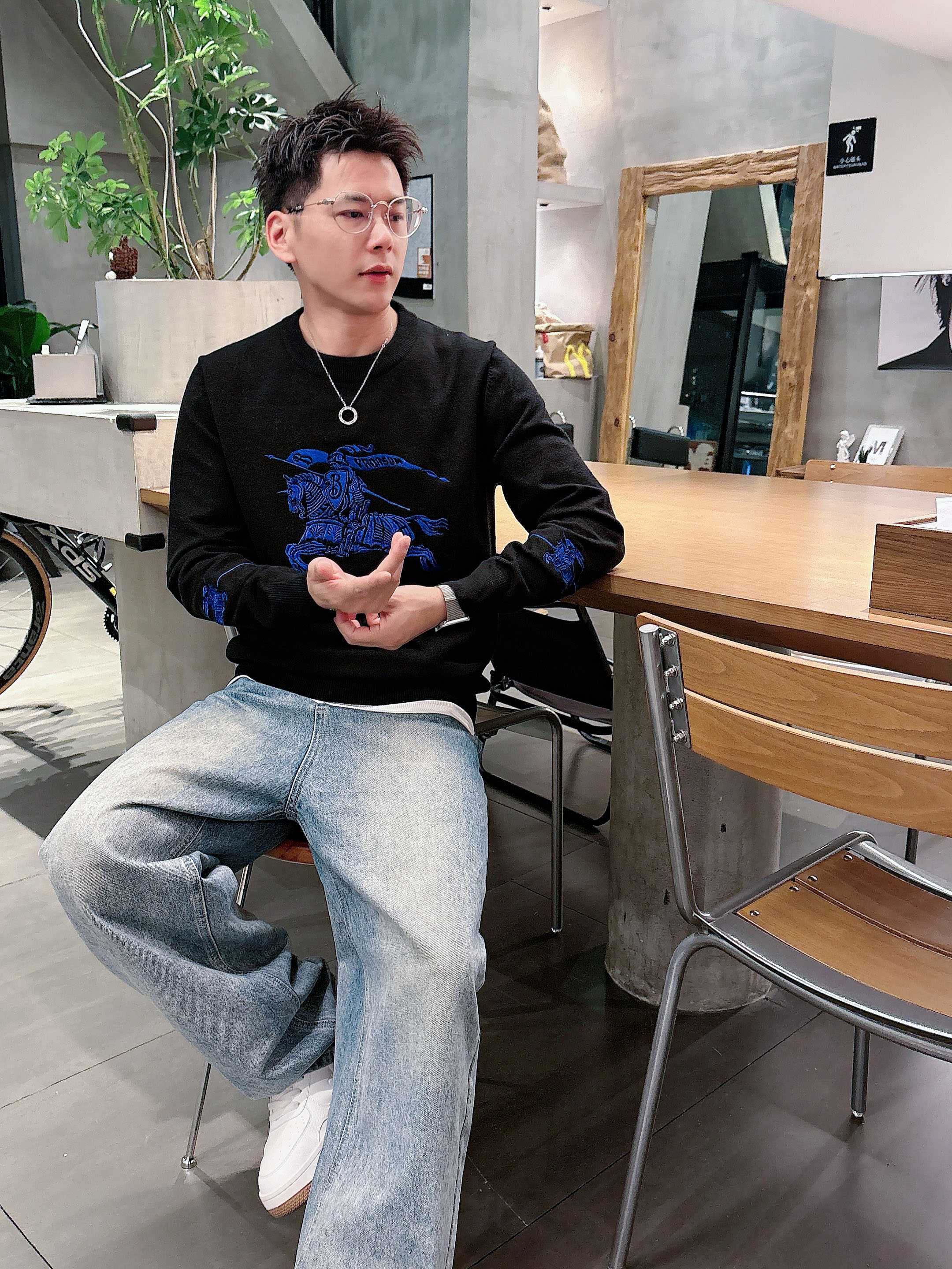 · 巴宝莉Bur 2025官网秋冬季最新款圆领毛衣，专柜同步在售爆款！特供羊毛混纺面料.手感舒适.可直接