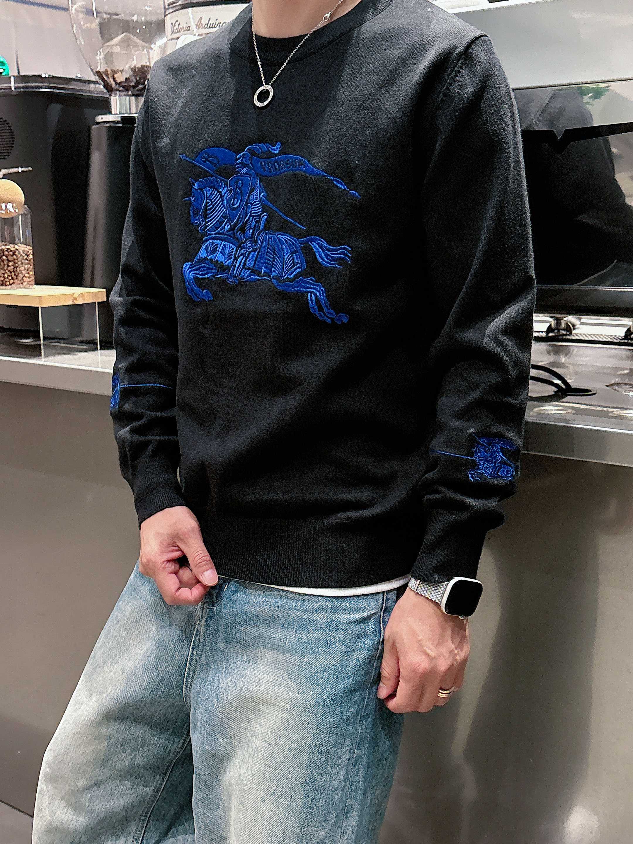 · 巴宝莉Bur 2025官网秋冬季最新款圆领毛衣，专柜同步在售爆款！特供羊毛混纺面料.手感舒适.可直接