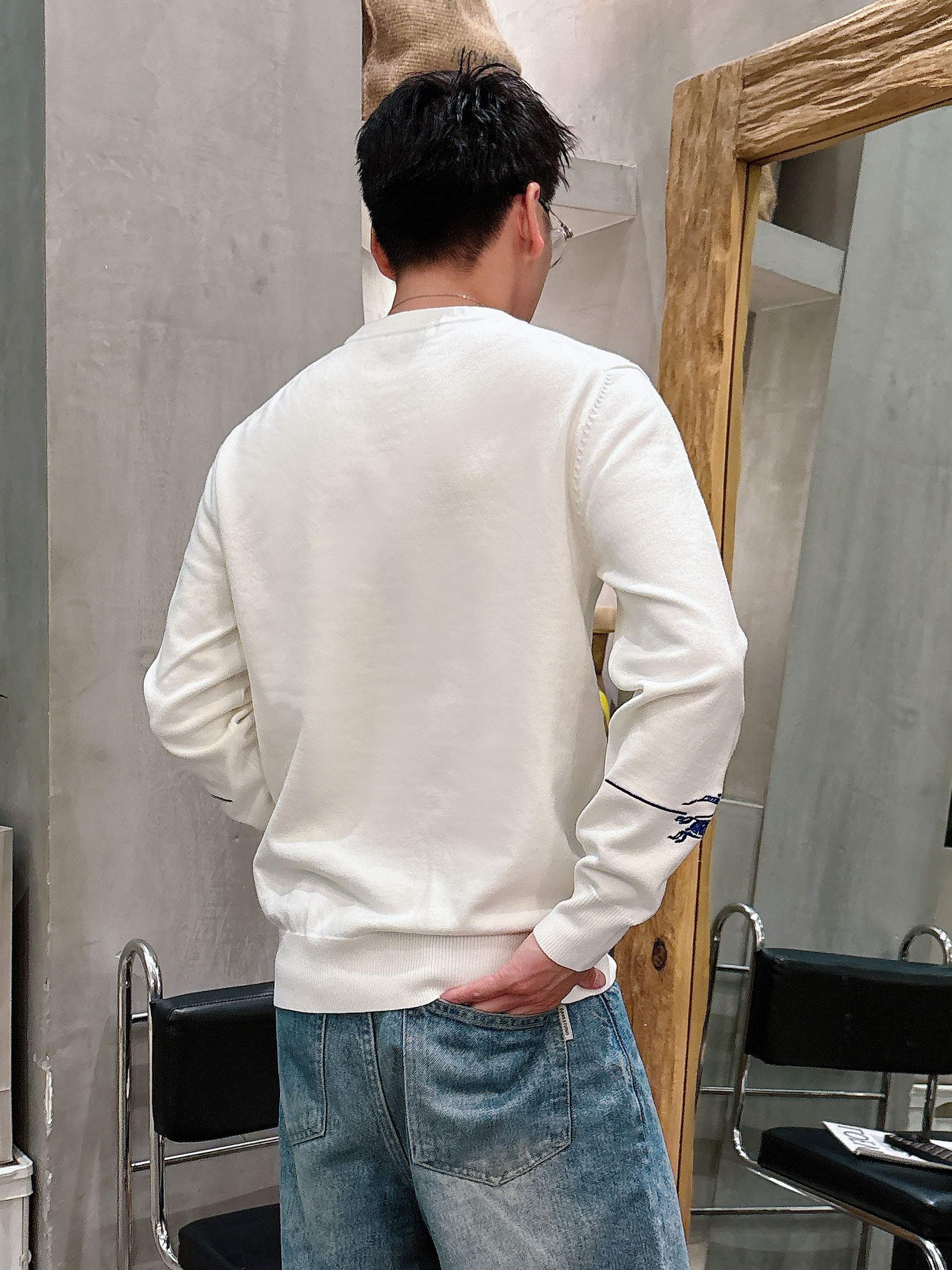 · 巴宝莉Bur 2025官网秋冬季最新款圆领毛衣，专柜同步在售爆款！特供羊毛混纺面料.手感舒适.可直接