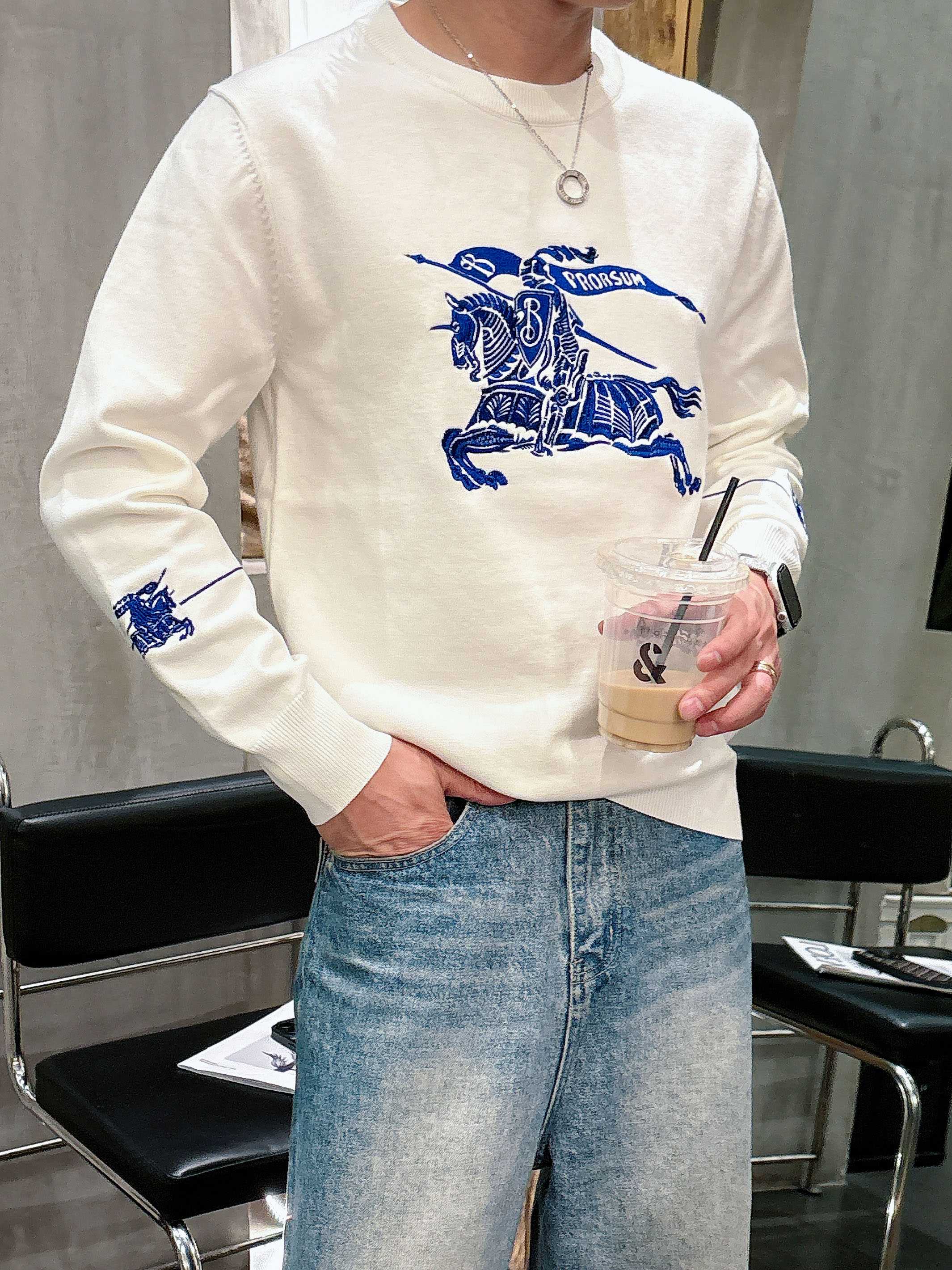 · 巴宝莉Bur 2025官网秋冬季最新款圆领毛衣，专柜同步在售爆款！特供羊毛混纺面料.手感舒适.可直接