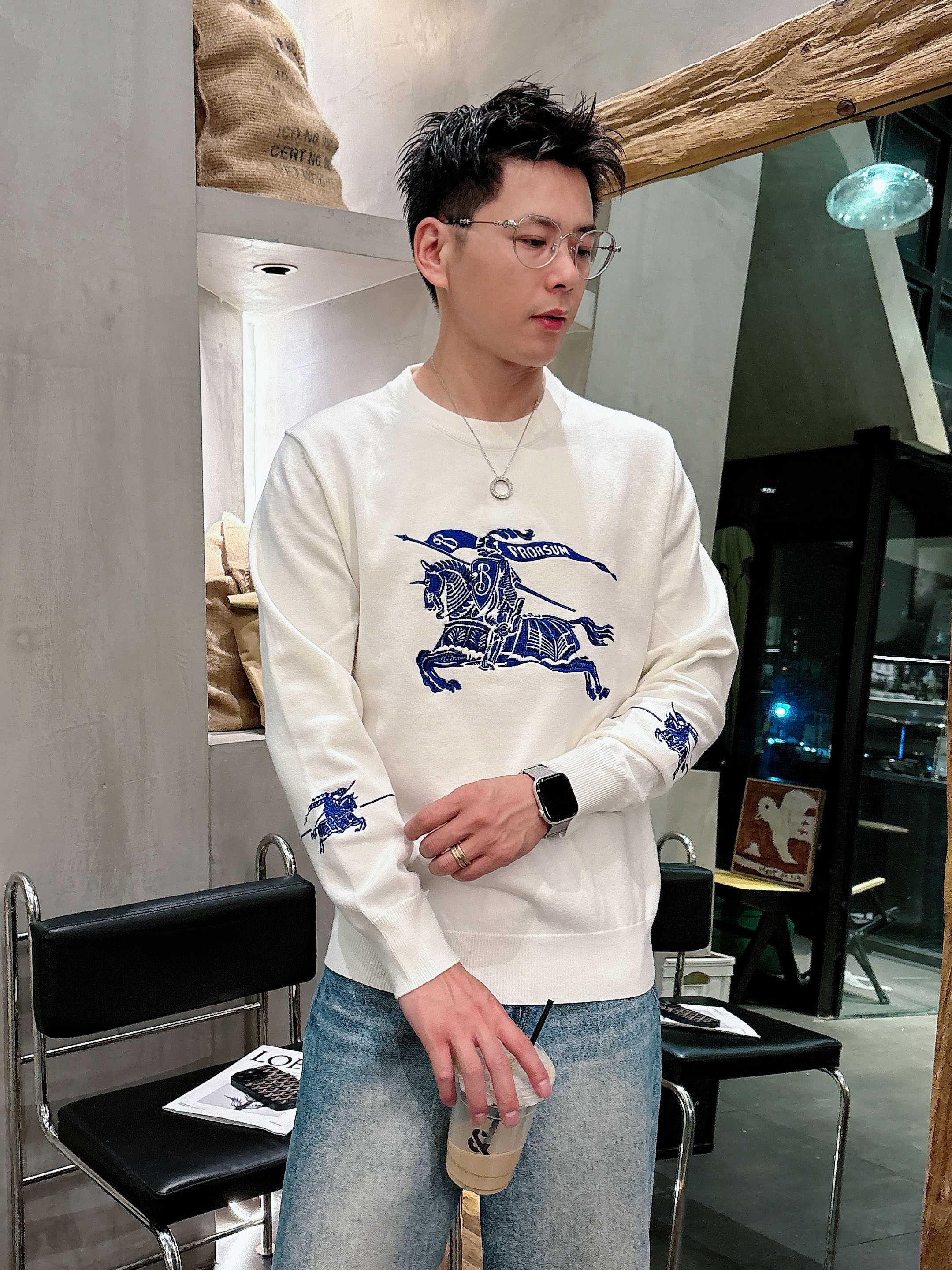 · 巴宝莉Bur 2025官网秋冬季最新款圆领毛衣，专柜同步在售爆款！特供羊毛混纺面料.手感舒适.可直接