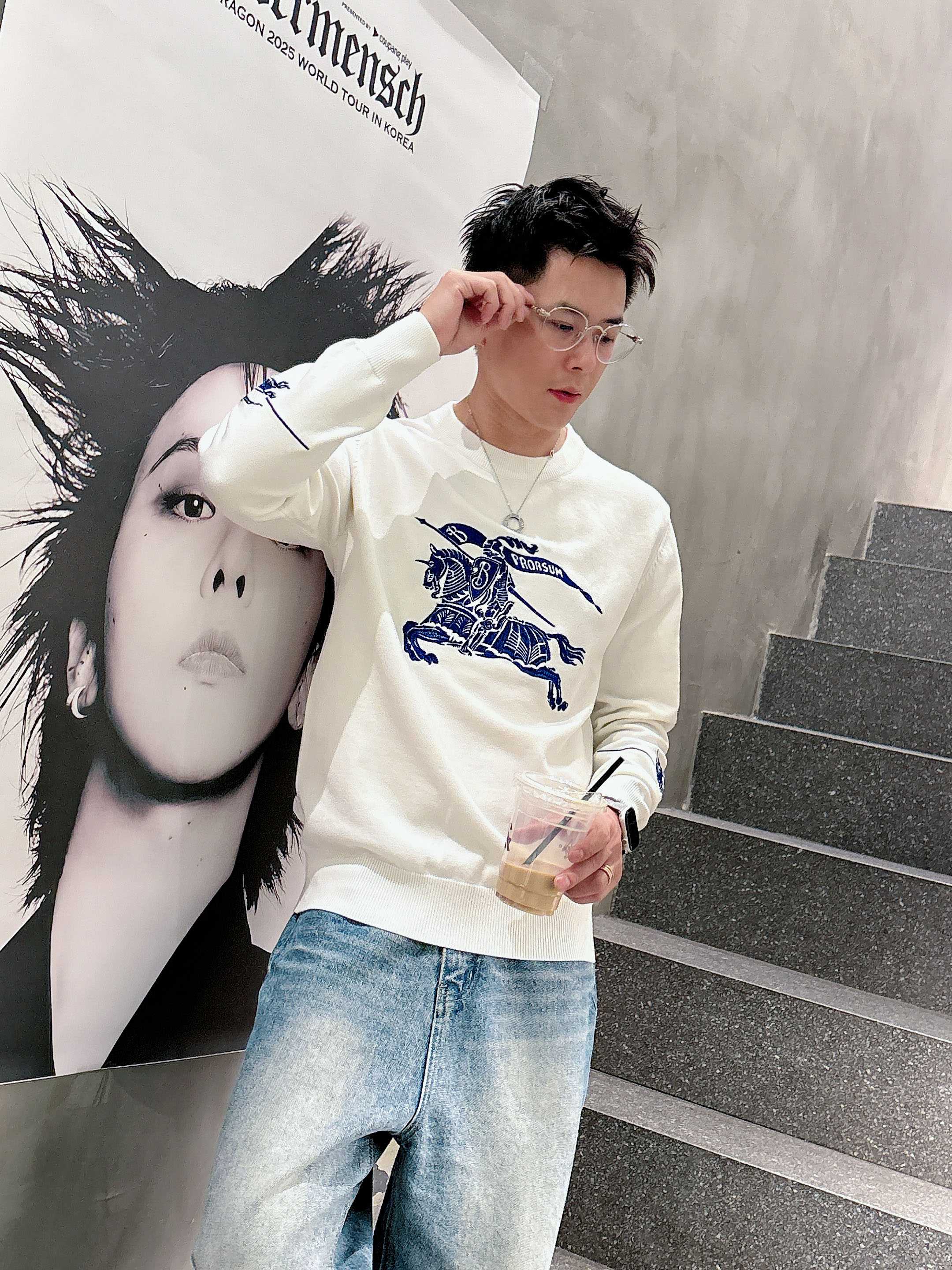 · 巴宝莉Bur 2025官网秋冬季最新款圆领毛衣，专柜同步在售爆款！特供羊毛混纺面料.手感舒适.可直接