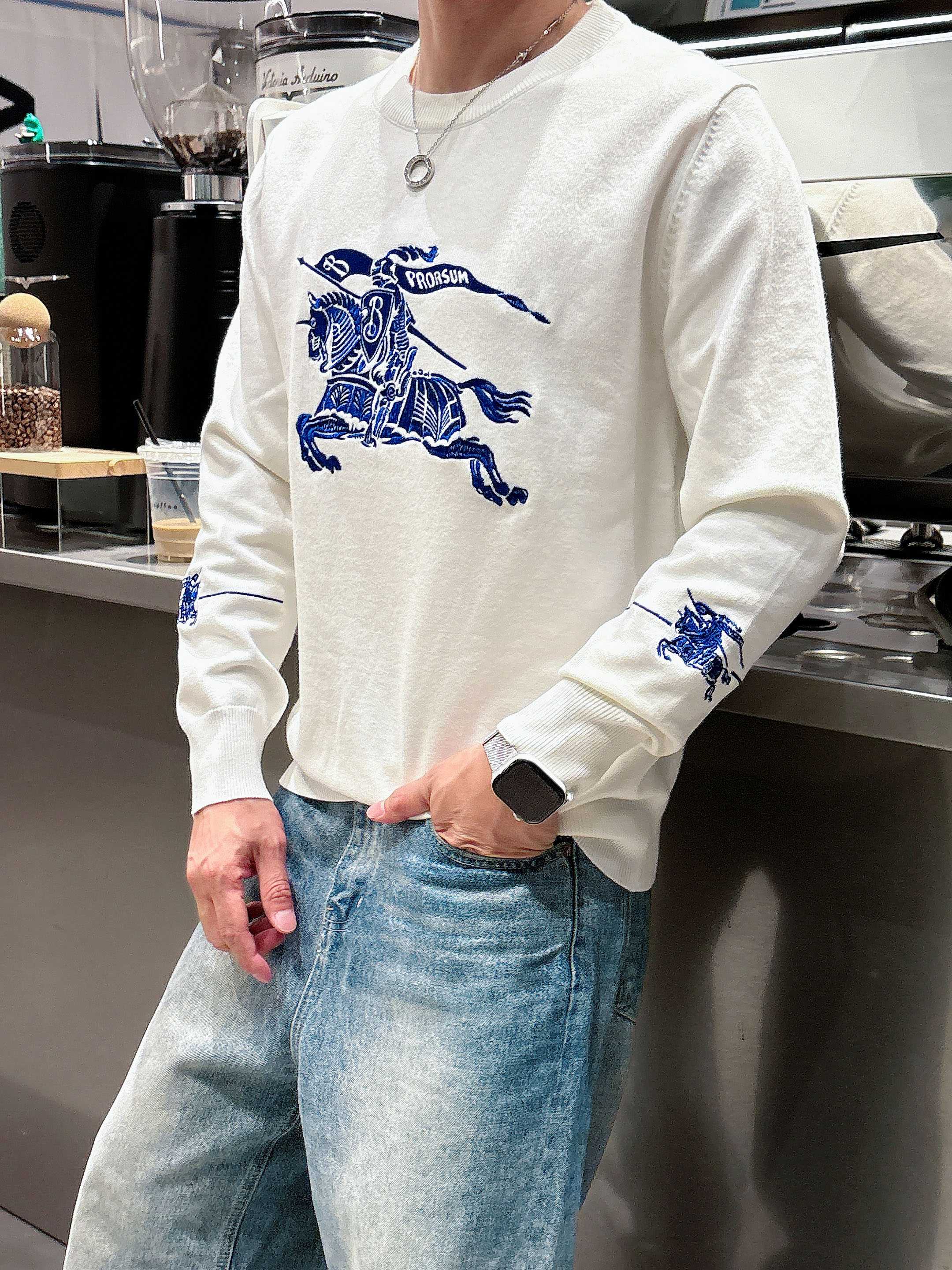 · 巴宝莉Bur 2025官网秋冬季最新款圆领毛衣，专柜同步在售爆款！特供羊毛混纺面料.手感舒适.可直接