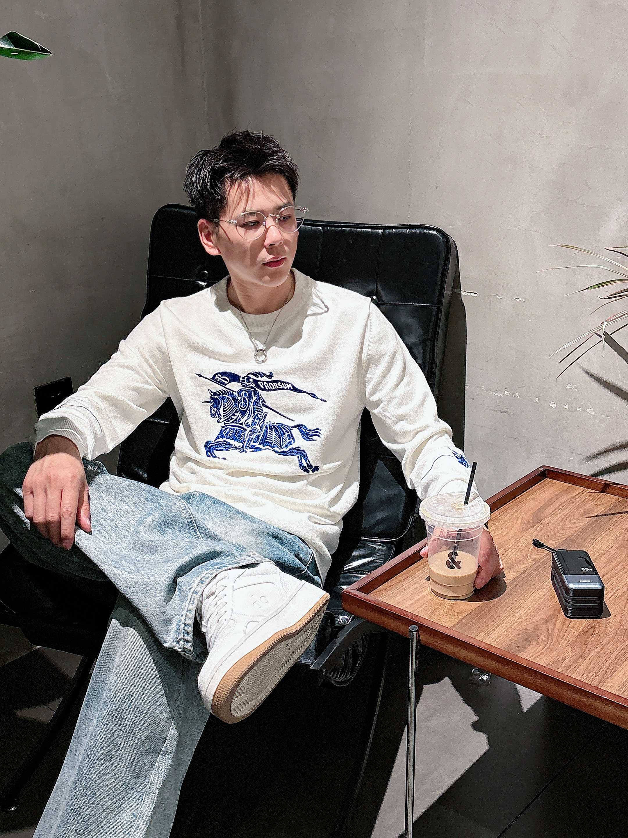 · 巴宝莉Bur 2025官网秋冬季最新款圆领毛衣，专柜同步在售爆款！特供羊毛混纺面料.手感舒适.可直接