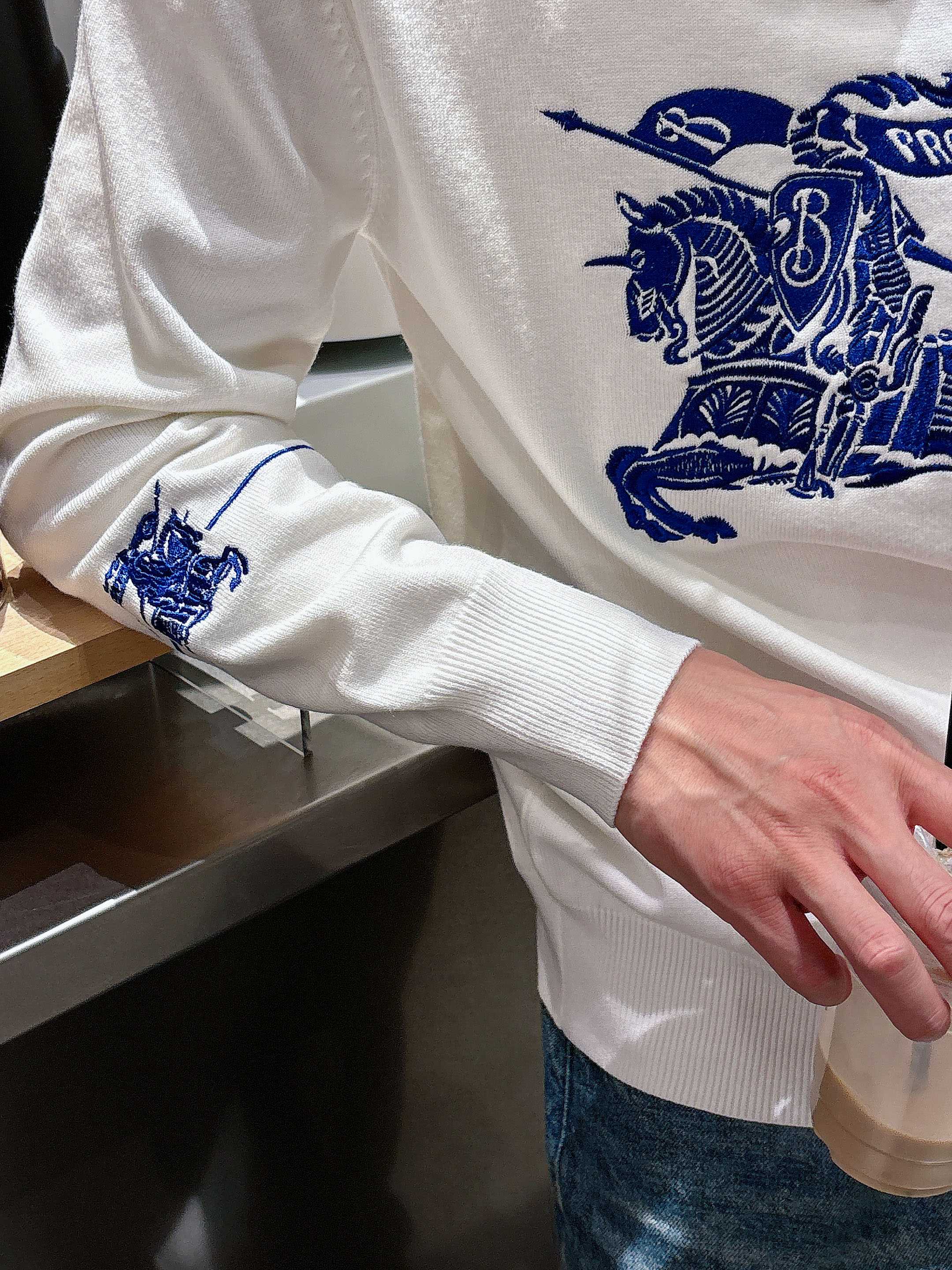 · 巴宝莉Bur 2025官网秋冬季最新款圆领毛衣，专柜同步在售爆款！特供羊毛混纺面料.手感舒适.可直接