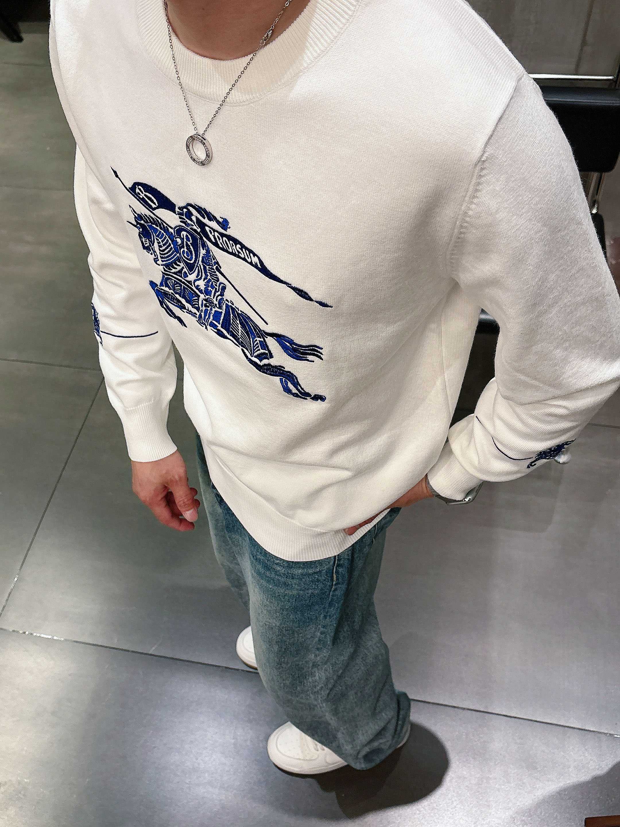 · 巴宝莉Bur 2025官网秋冬季最新款圆领毛衣，专柜同步在售爆款！特供羊毛混纺面料.手感舒适.可直接