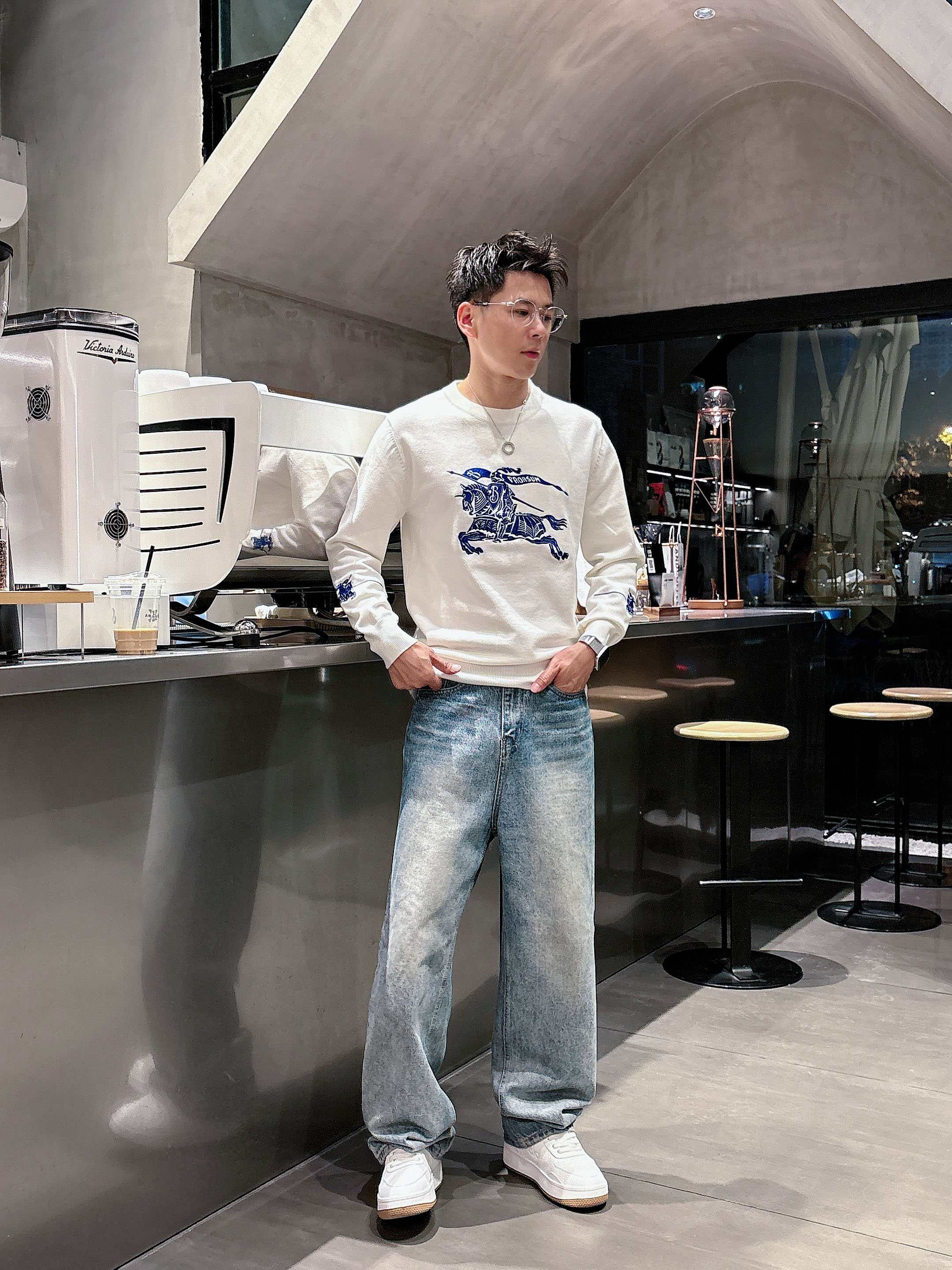 · 巴宝莉Bur 2025官网秋冬季最新款圆领毛衣，专柜同步在售爆款！特供羊毛混纺面料.手感舒适.可直接