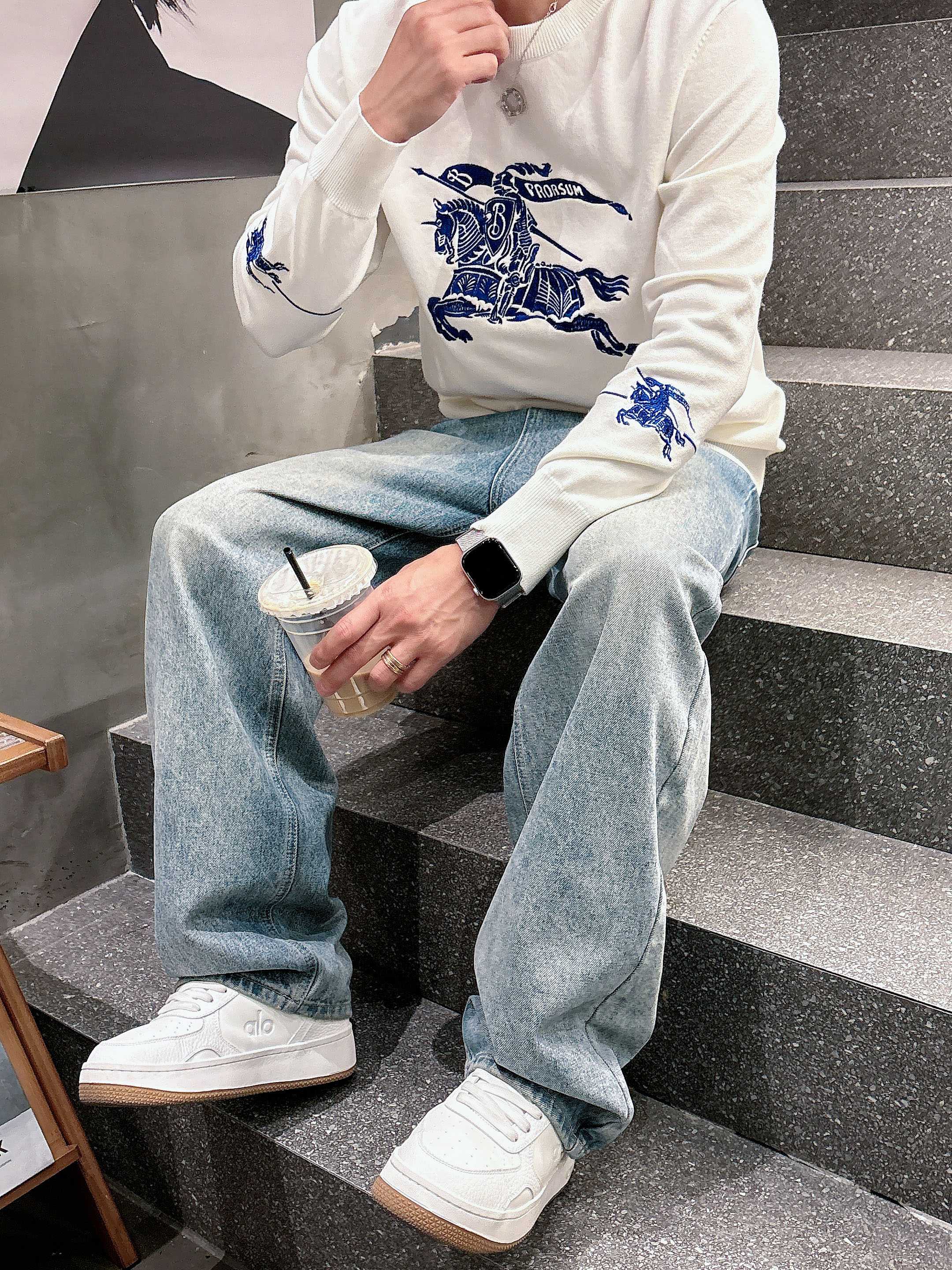 · 巴宝莉Bur 2025官网秋冬季最新款圆领毛衣，专柜同步在售爆款！特供羊毛混纺面料.手感舒适.可直接