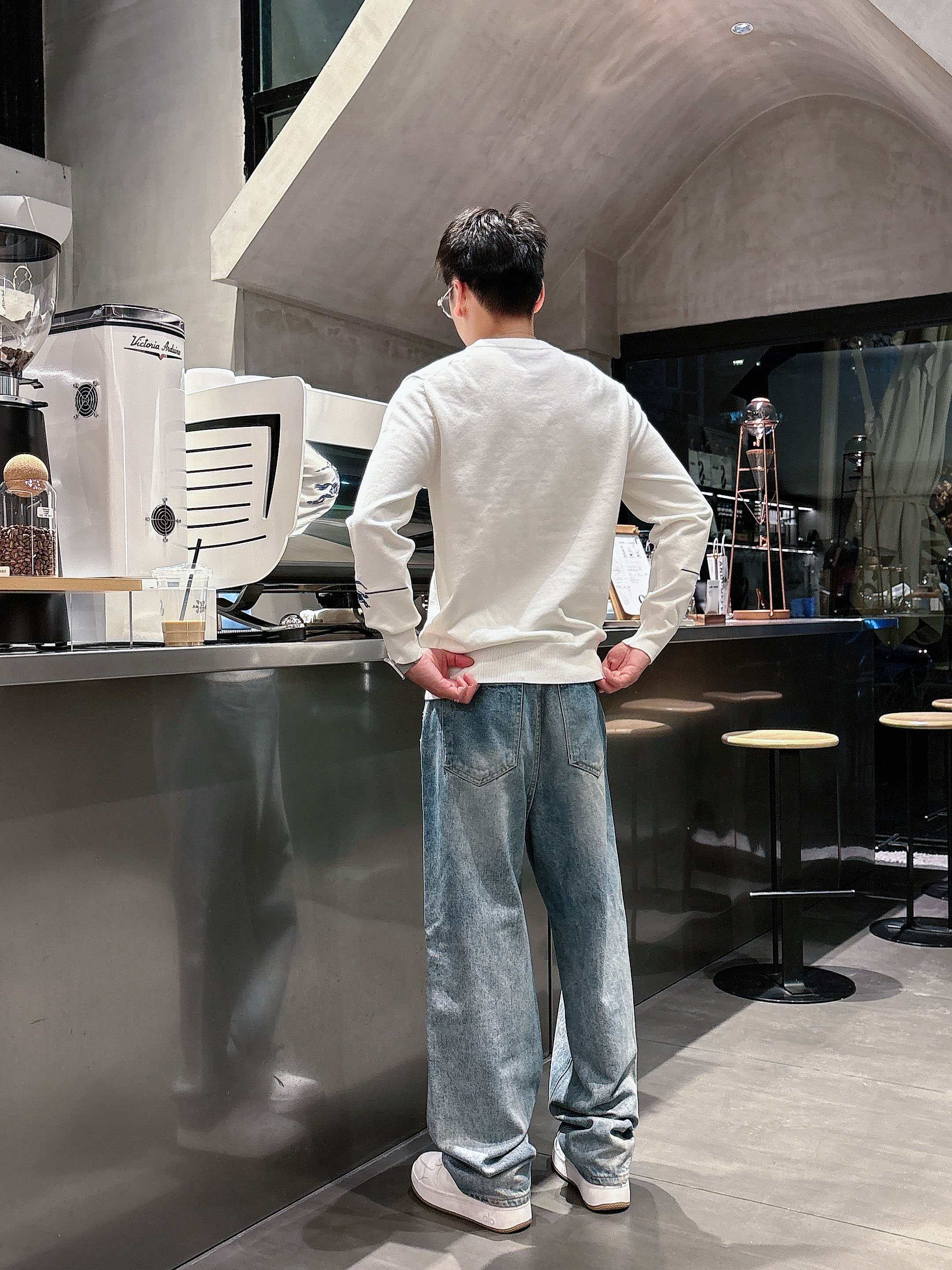 · 巴宝莉Bur 2025官网秋冬季最新款圆领毛衣，专柜同步在售爆款！特供羊毛混纺面料.手感舒适.可直接