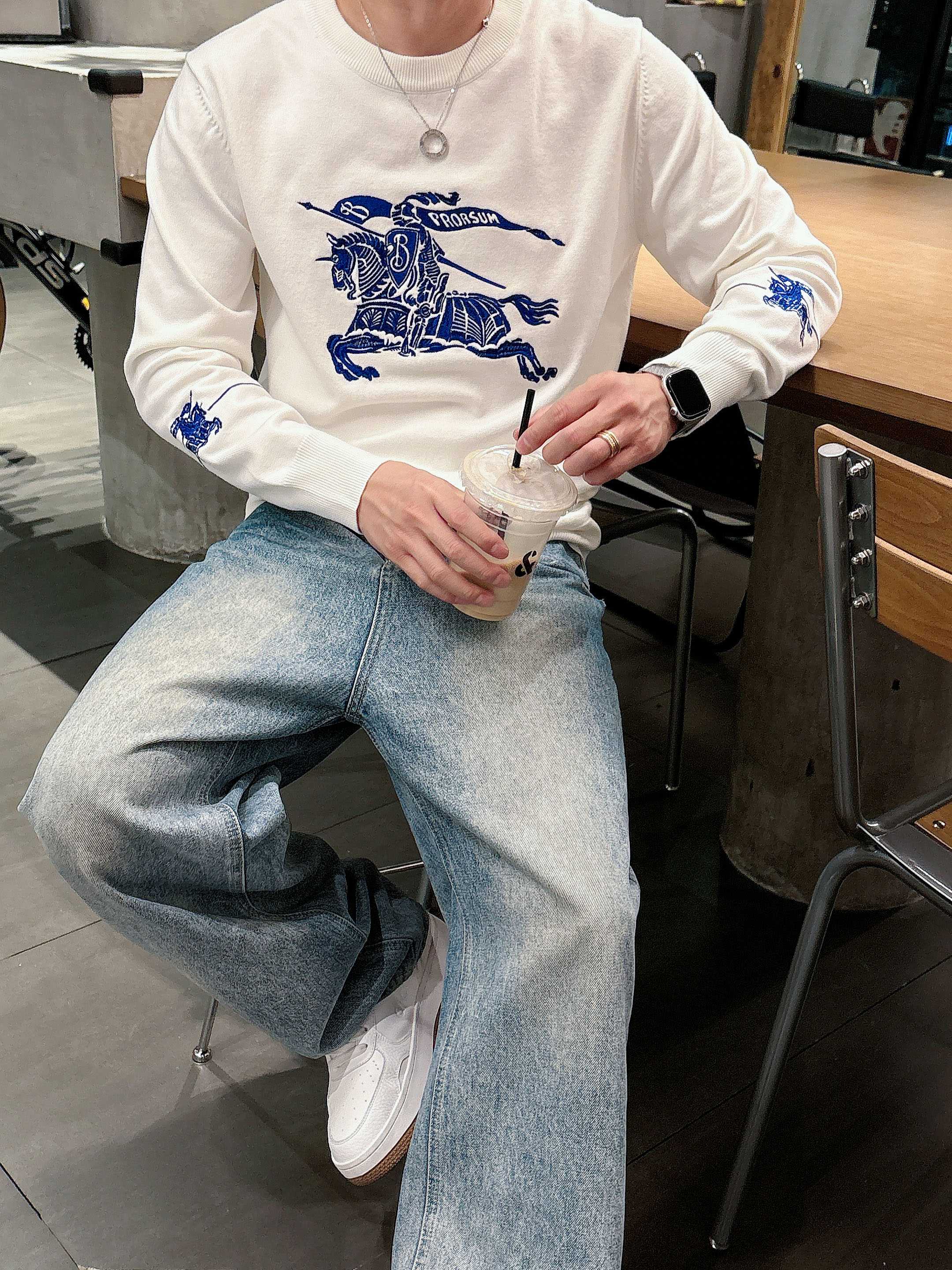 · 巴宝莉Bur 2025官网秋冬季最新款圆领毛衣，专柜同步在售爆款！特供羊毛混纺面料.手感舒适.可直接