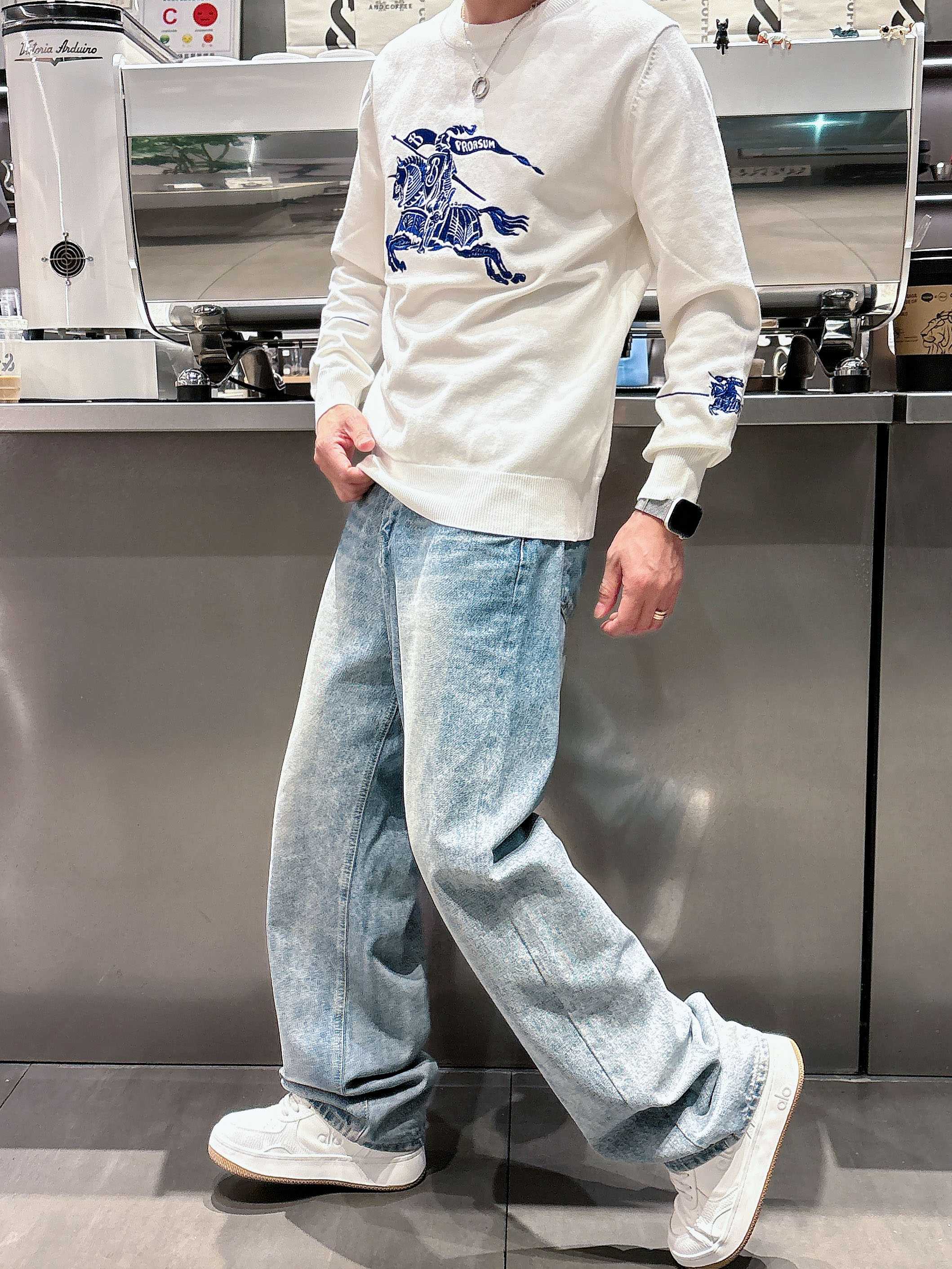 · 巴宝莉Bur 2025官网秋冬季最新款圆领毛衣，专柜同步在售爆款！特供羊毛混纺面料.手感舒适.可直接