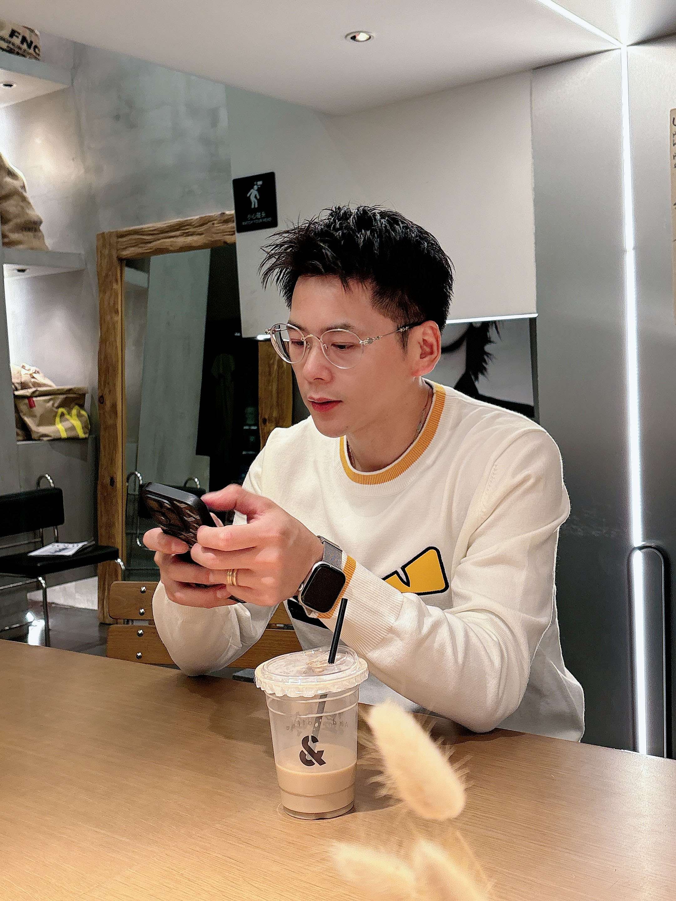 · 芬迪Fendi 2025官网秋冬季最新款圆领毛衣，专柜同步在售爆款！特供羊毛混纺面料.手感舒适.可直