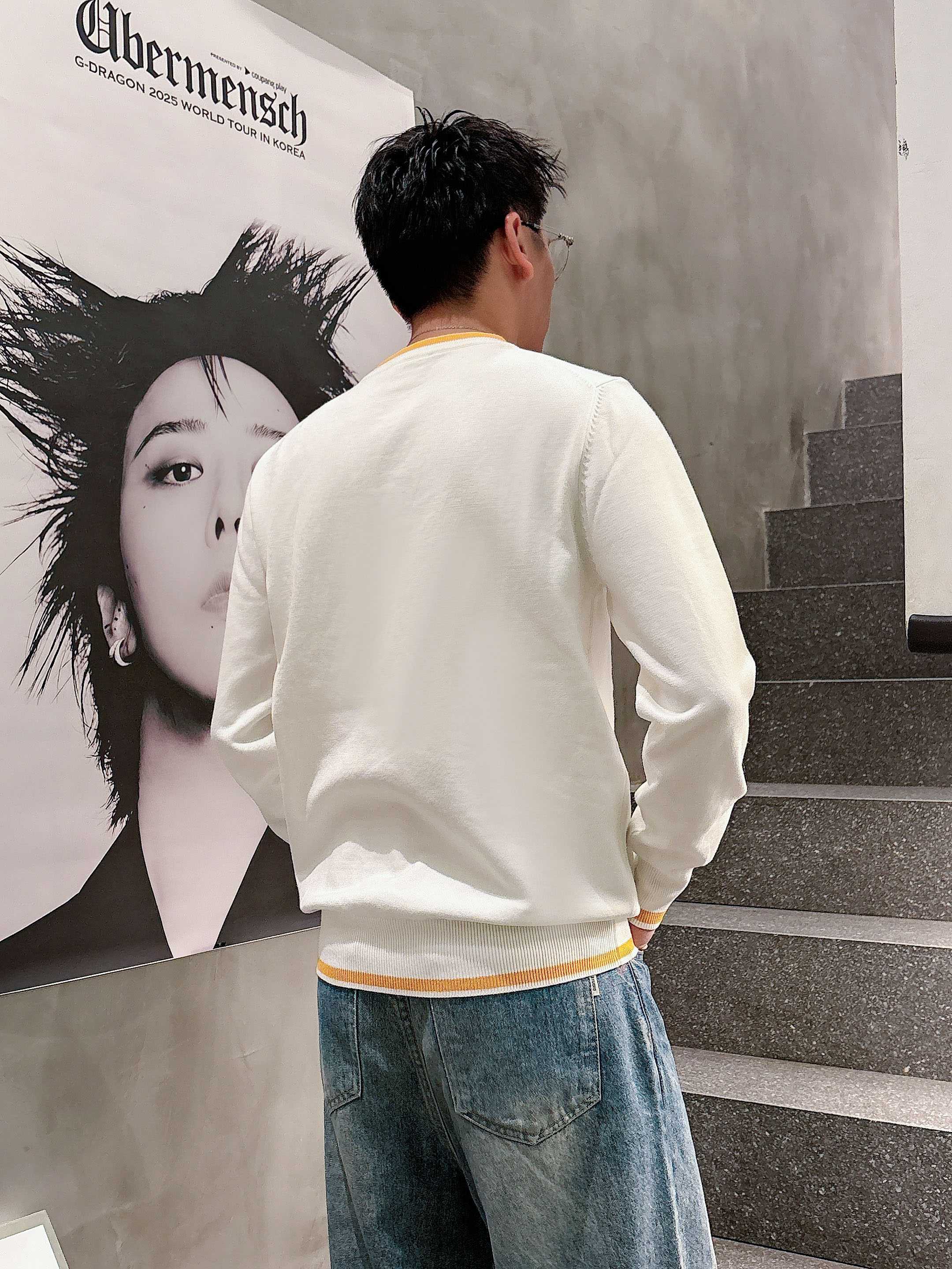 · 芬迪Fendi 2025官网秋冬季最新款圆领毛衣，专柜同步在售爆款！特供羊毛混纺面料.手感舒适.可直