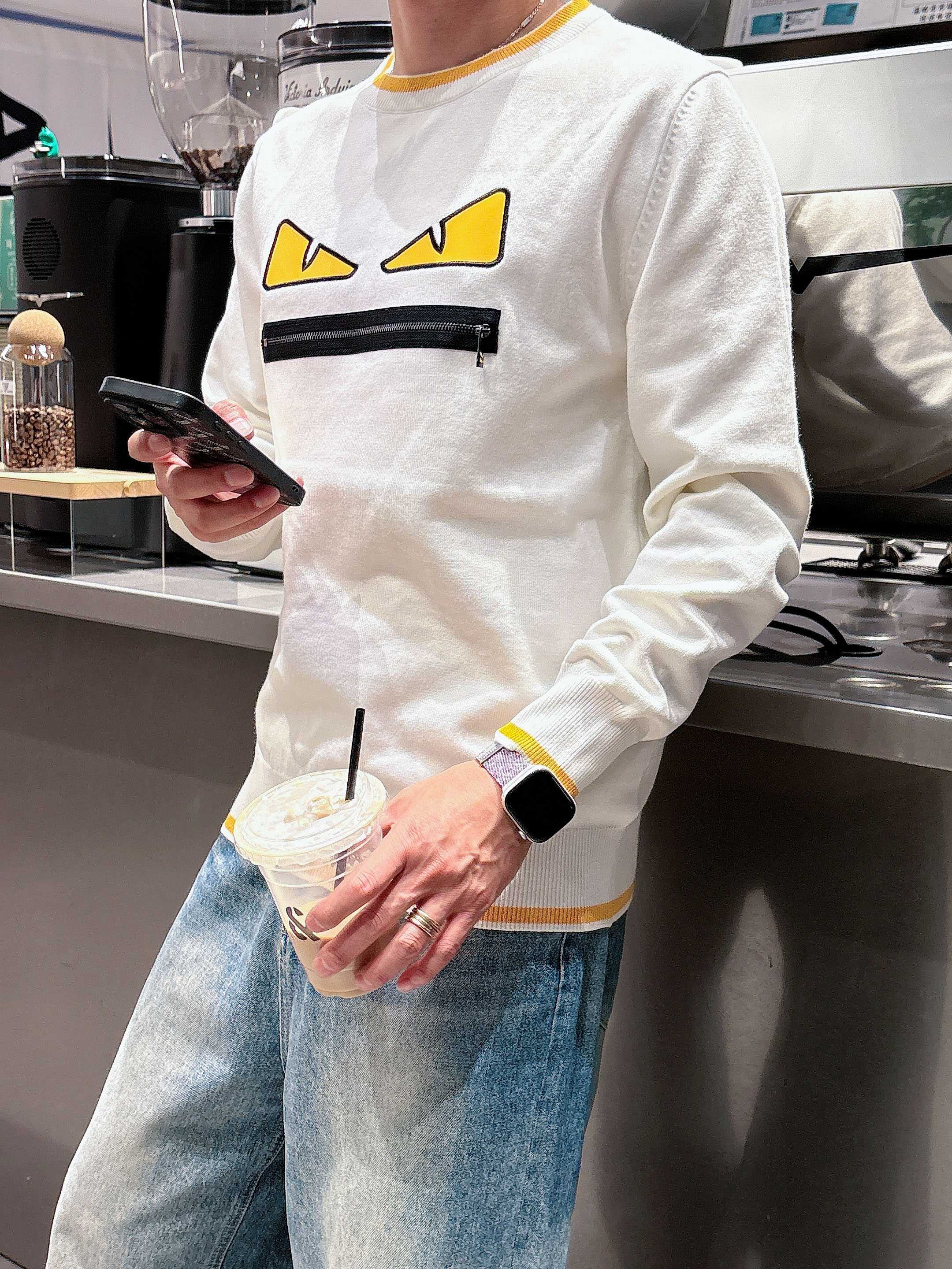 · 芬迪Fendi 2025官网秋冬季最新款圆领毛衣，专柜同步在售爆款！特供羊毛混纺面料.手感舒适.可直