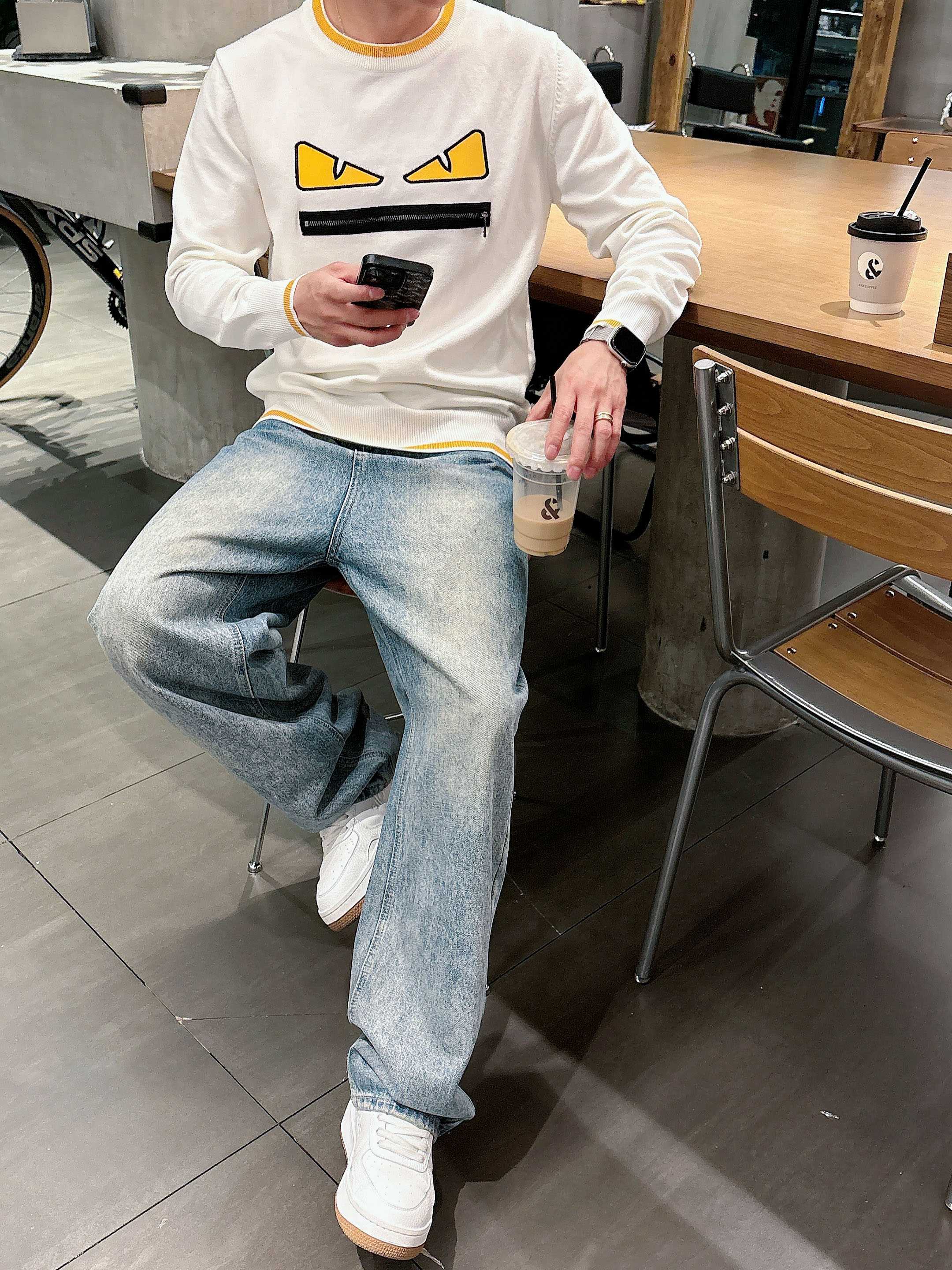 · 芬迪Fendi 2025官网秋冬季最新款圆领毛衣，专柜同步在售爆款！特供羊毛混纺面料.手感舒适.可直