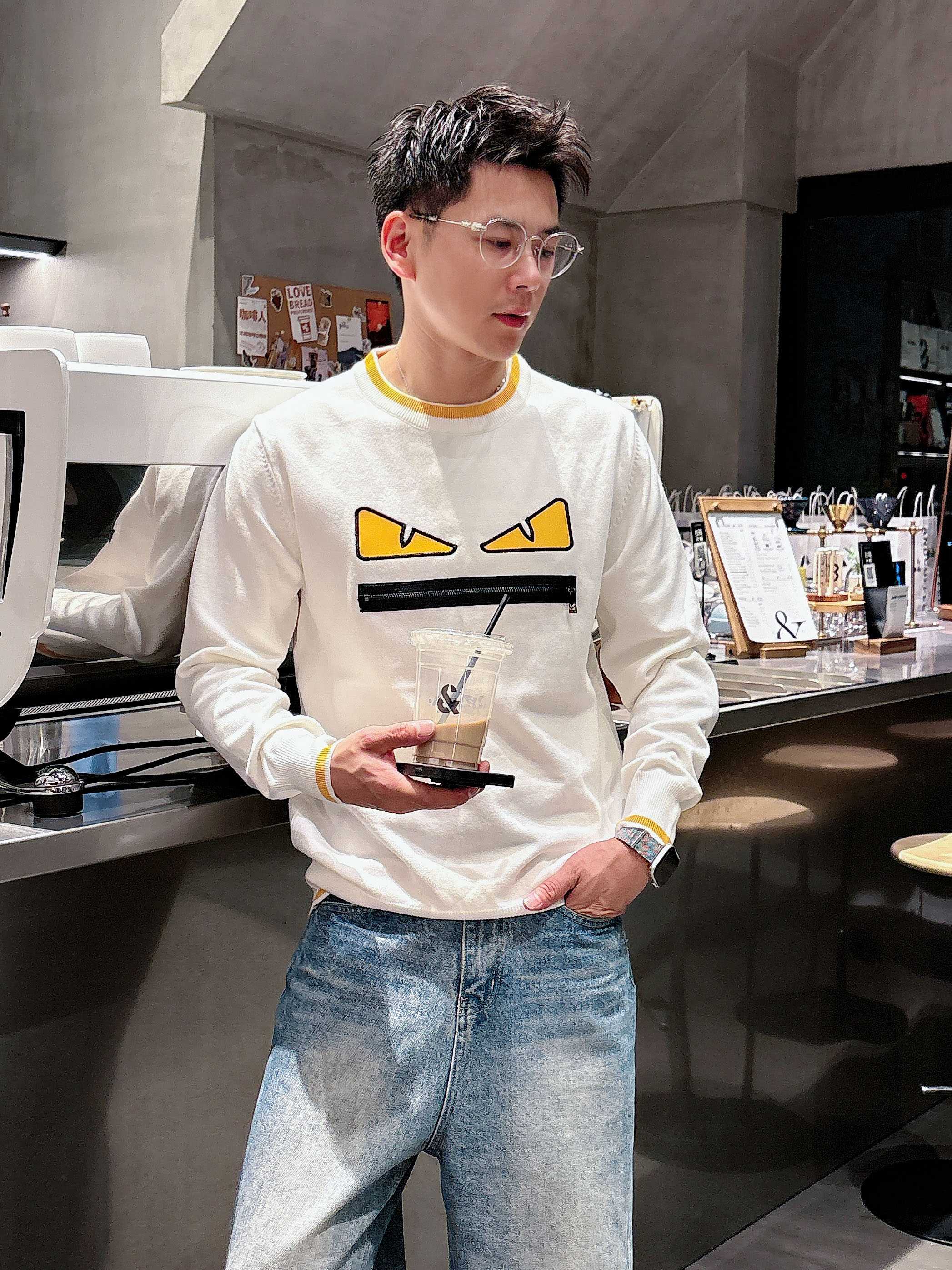 · 芬迪Fendi 2025官网秋冬季最新款圆领毛衣，专柜同步在售爆款！特供羊毛混纺面料.手感舒适.可直