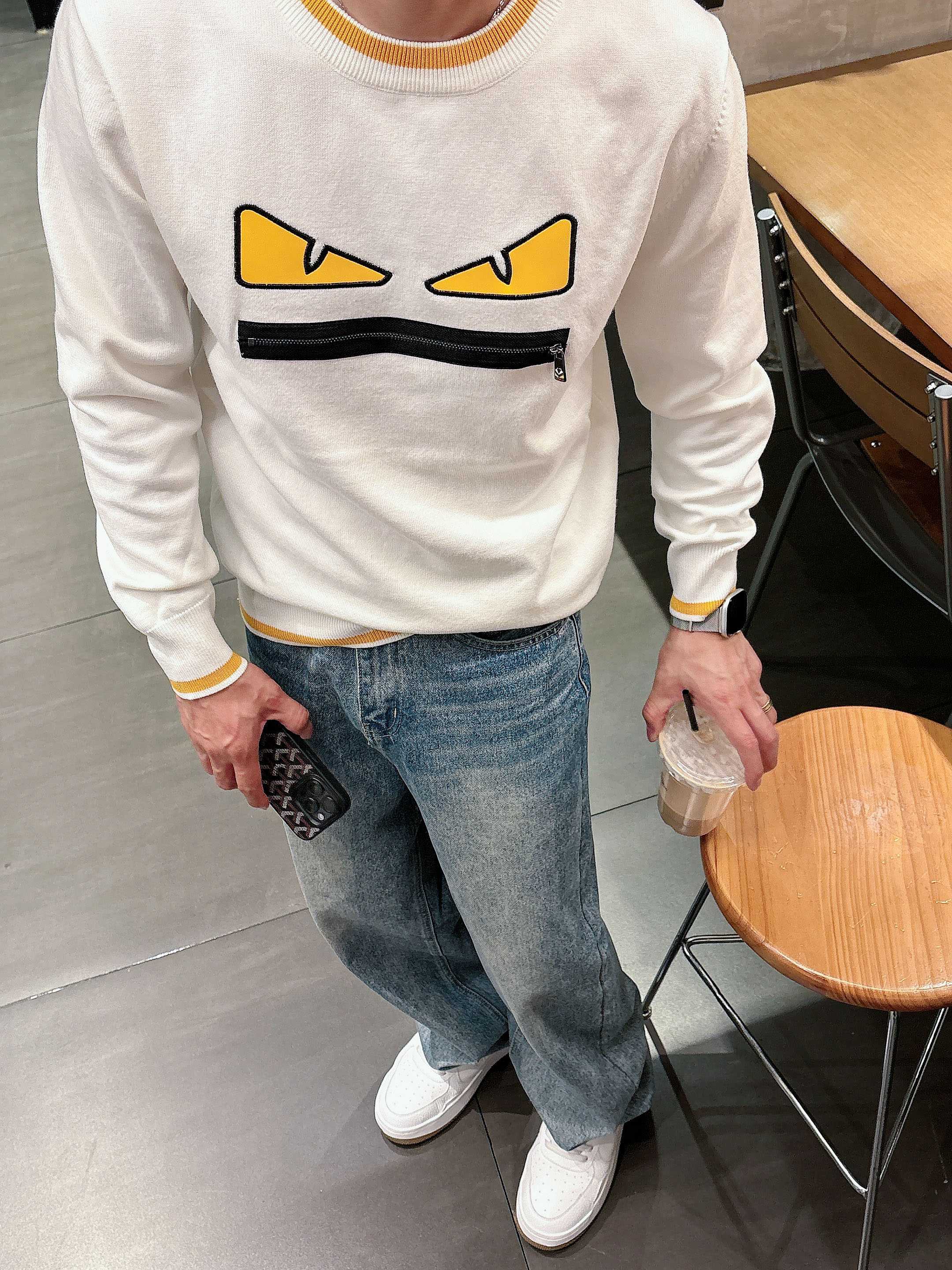 · 芬迪Fendi 2025官网秋冬季最新款圆领毛衣，专柜同步在售爆款！特供羊毛混纺面料.手感舒适.可直